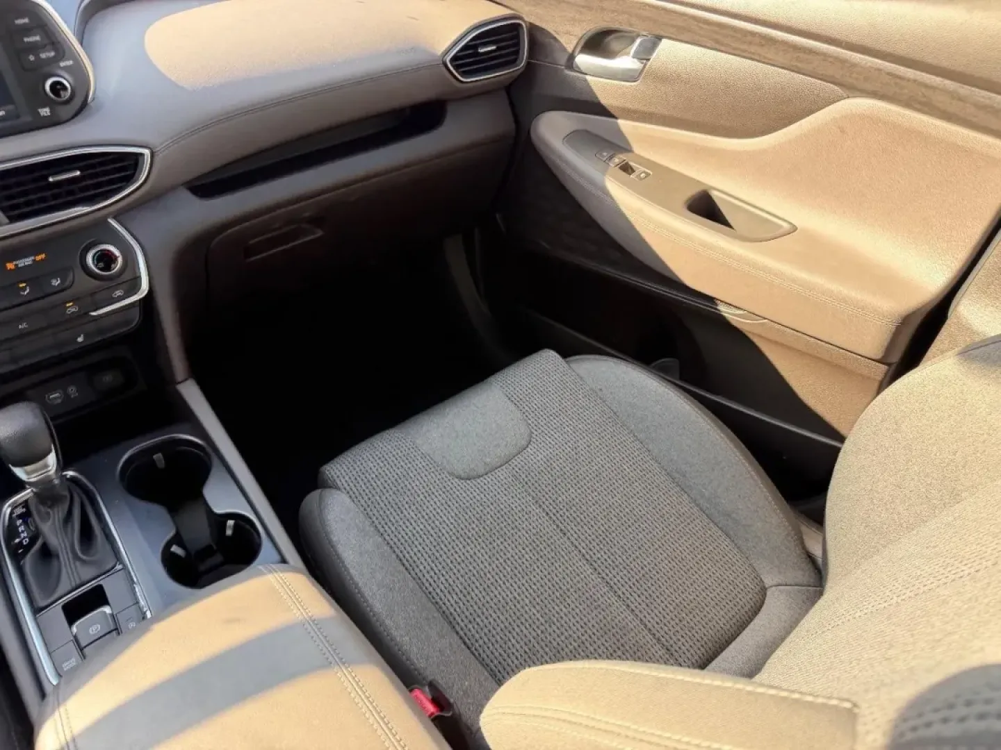 2020 /Black/Black Cloth Hyundai Santa Fe SEL (5NMS33AD7LH) with an 2.4L GDI E-CVVT 16-Valve 4-Cylinder engine, Automatic transmission, located at 970 Woodlawn Dr., Farmington, MO, 63640, (573) 431-7800, 37.825642, -90.468674 - ### Discover the Versatile 2020 Hyundai Santa Fe at Pettus CDJR Farmington<br /> <br /> Are you searching for the perfect vehicle that combines style, comfort, and practicality? Look no further! The 2020 Hyundai Santa Fe is an exceptional choice for those who crave adventure without compromising on - Photo#16