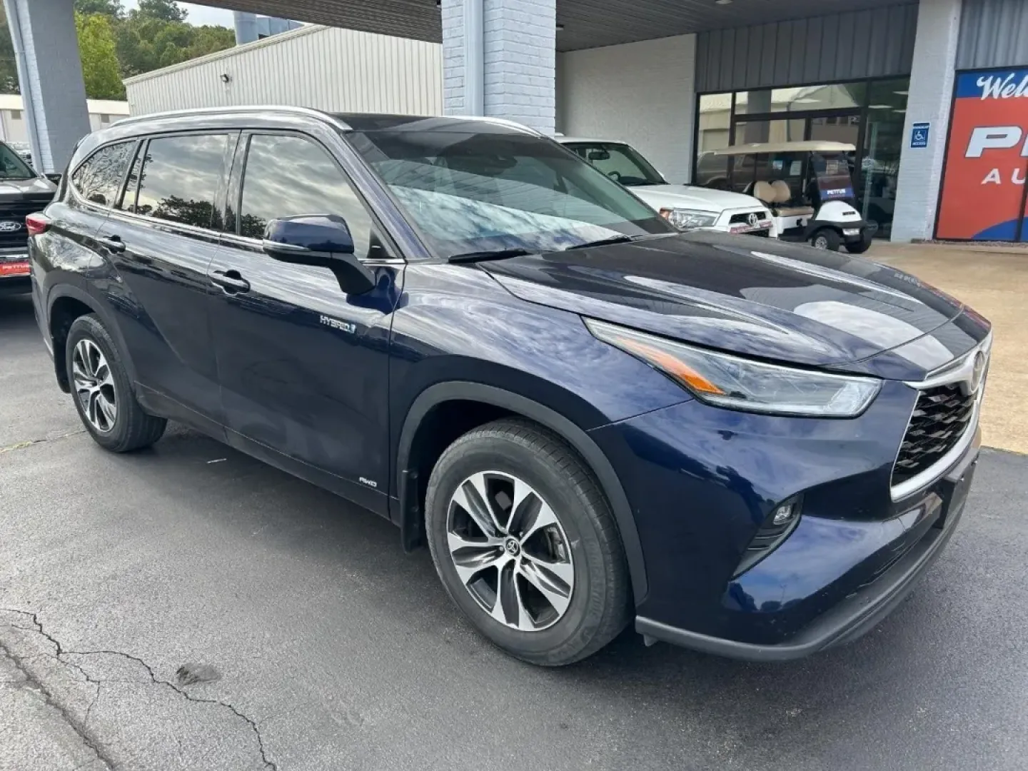 2021 Toyota Highlander XLE (5TDGBRCH0MS) with an 2.5L L4HV DOHC engine, Automatic transmission, located at 970 Woodlawn Dr., Farmington, MO, 63640, (573) 431-7800, 37.825642, -90.468674 - Unleash your adventurous side with the 2021 Toyota Highlander XLE, the perfect SUV for families, commuters, and weekend explorers alike. Whether you're navigating the bustling streets of Farmington or heading out for a thrilling road trip through the scenic routes of Missouri, this versatile vehicle - Photo#0