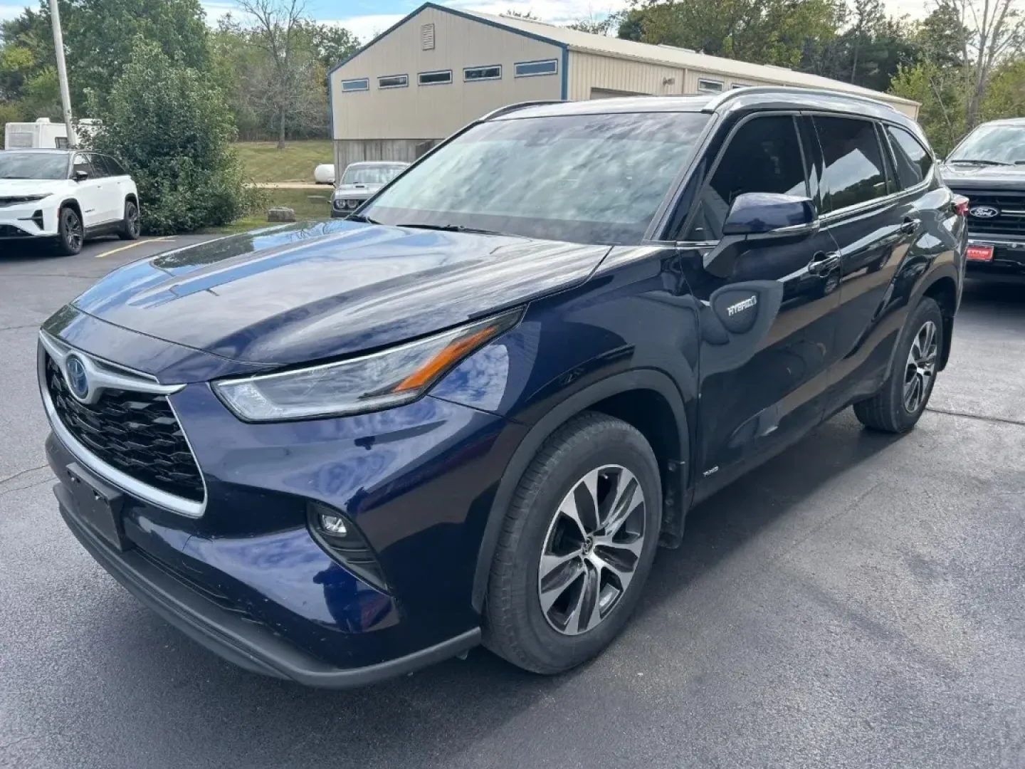 2021 Toyota Highlander XLE (5TDGBRCH0MS) with an 2.5L L4HV DOHC engine, Automatic transmission, located at 970 Woodlawn Dr., Farmington, MO, 63640, (573) 431-7800, 37.825642, -90.468674 - Unleash your adventurous side with the 2021 Toyota Highlander XLE, the perfect SUV for families, commuters, and weekend explorers alike. Whether you're navigating the bustling streets of Farmington or heading out for a thrilling road trip through the scenic routes of Missouri, this versatile vehicle - Photo#1