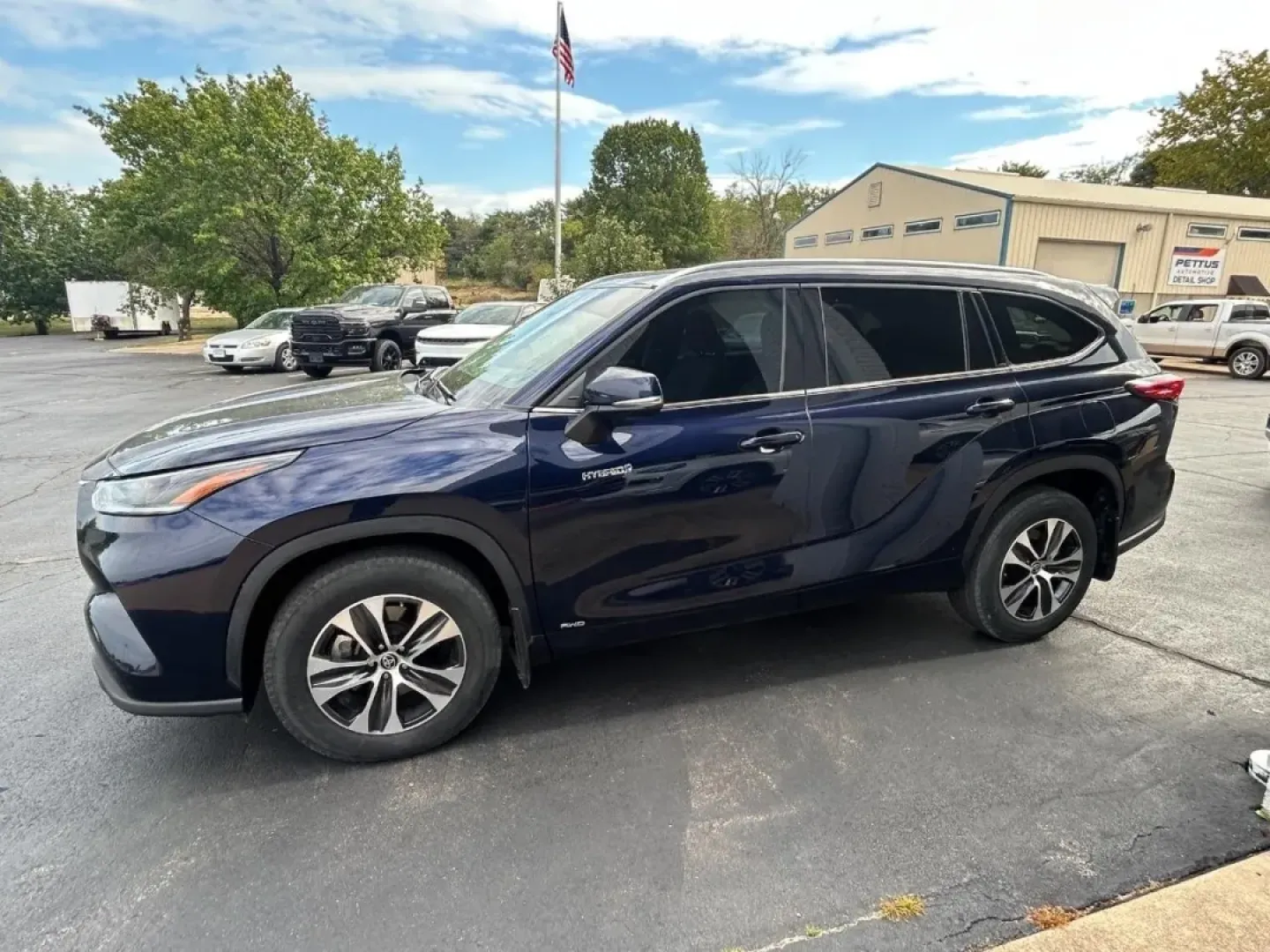 2021 Toyota Highlander XLE (5TDGBRCH0MS) with an 2.5L L4HV DOHC engine, Automatic transmission, located at 970 Woodlawn Dr., Farmington, MO, 63640, (573) 431-7800, 37.825642, -90.468674 - Unleash your adventurous side with the 2021 Toyota Highlander XLE, the perfect SUV for families, commuters, and weekend explorers alike. Whether you're navigating the bustling streets of Farmington or heading out for a thrilling road trip through the scenic routes of Missouri, this versatile vehicle - Photo#2