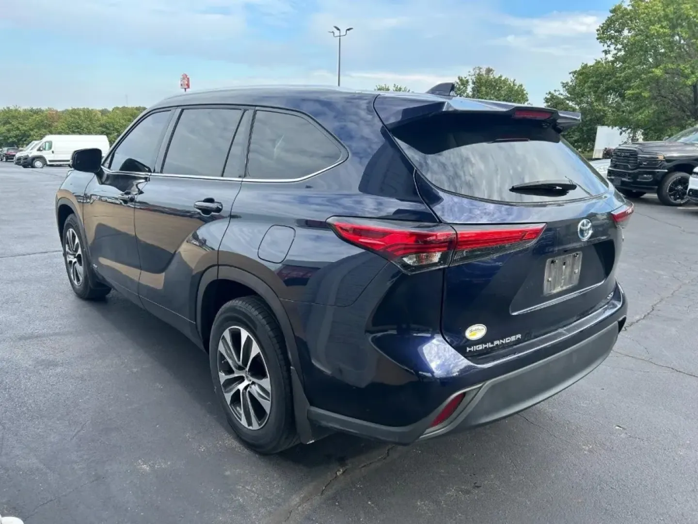2021 Toyota Highlander XLE (5TDGBRCH0MS) with an 2.5L L4HV DOHC engine, Automatic transmission, located at 970 Woodlawn Dr., Farmington, MO, 63640, (573) 431-7800, 37.825642, -90.468674 - Unleash your adventurous side with the 2021 Toyota Highlander XLE, the perfect SUV for families, commuters, and weekend explorers alike. Whether you're navigating the bustling streets of Farmington or heading out for a thrilling road trip through the scenic routes of Missouri, this versatile vehicle - Photo#3
