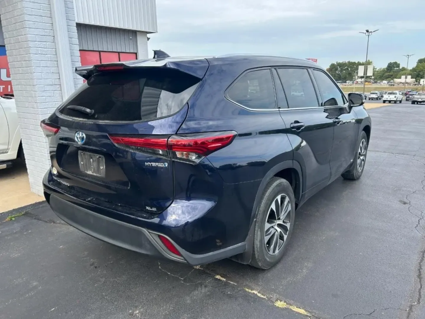 2021 Toyota Highlander XLE (5TDGBRCH0MS) with an 2.5L L4HV DOHC engine, Automatic transmission, located at 970 Woodlawn Dr., Farmington, MO, 63640, (573) 431-7800, 37.825642, -90.468674 - Unleash your adventurous side with the 2021 Toyota Highlander XLE, the perfect SUV for families, commuters, and weekend explorers alike. Whether you're navigating the bustling streets of Farmington or heading out for a thrilling road trip through the scenic routes of Missouri, this versatile vehicle - Photo#4