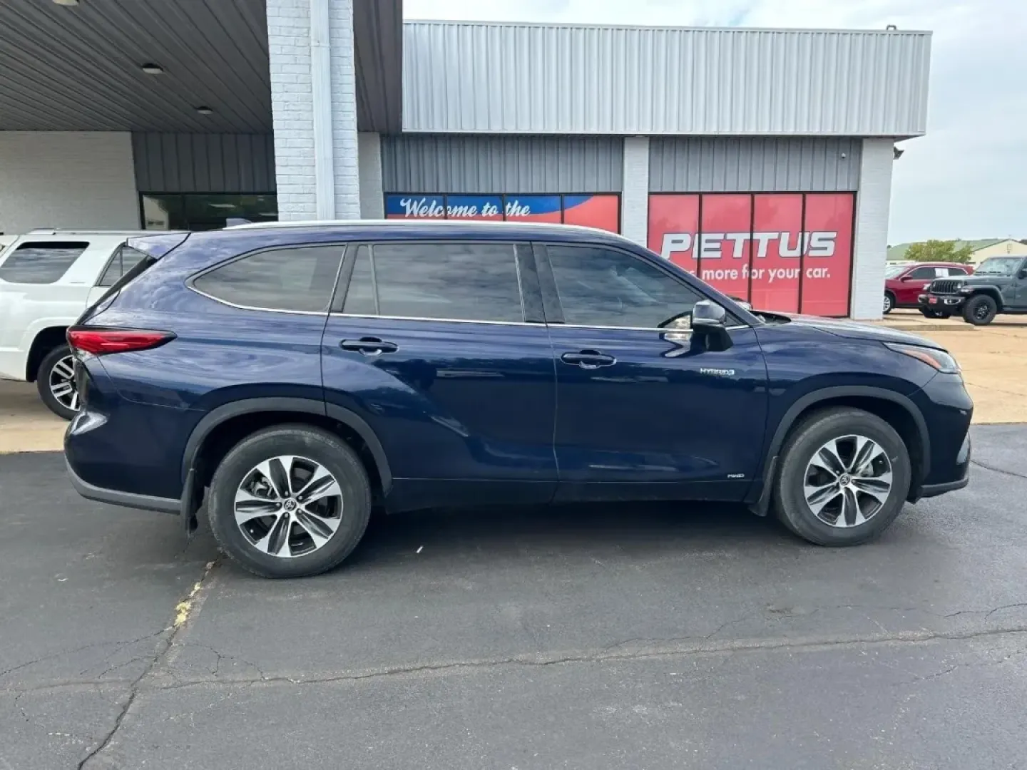 2021 Toyota Highlander XLE (5TDGBRCH0MS) with an 2.5L L4HV DOHC engine, Automatic transmission, located at 970 Woodlawn Dr., Farmington, MO, 63640, (573) 431-7800, 37.825642, -90.468674 - Unleash your adventurous side with the 2021 Toyota Highlander XLE, the perfect SUV for families, commuters, and weekend explorers alike. Whether you're navigating the bustling streets of Farmington or heading out for a thrilling road trip through the scenic routes of Missouri, this versatile vehicle - Photo#5