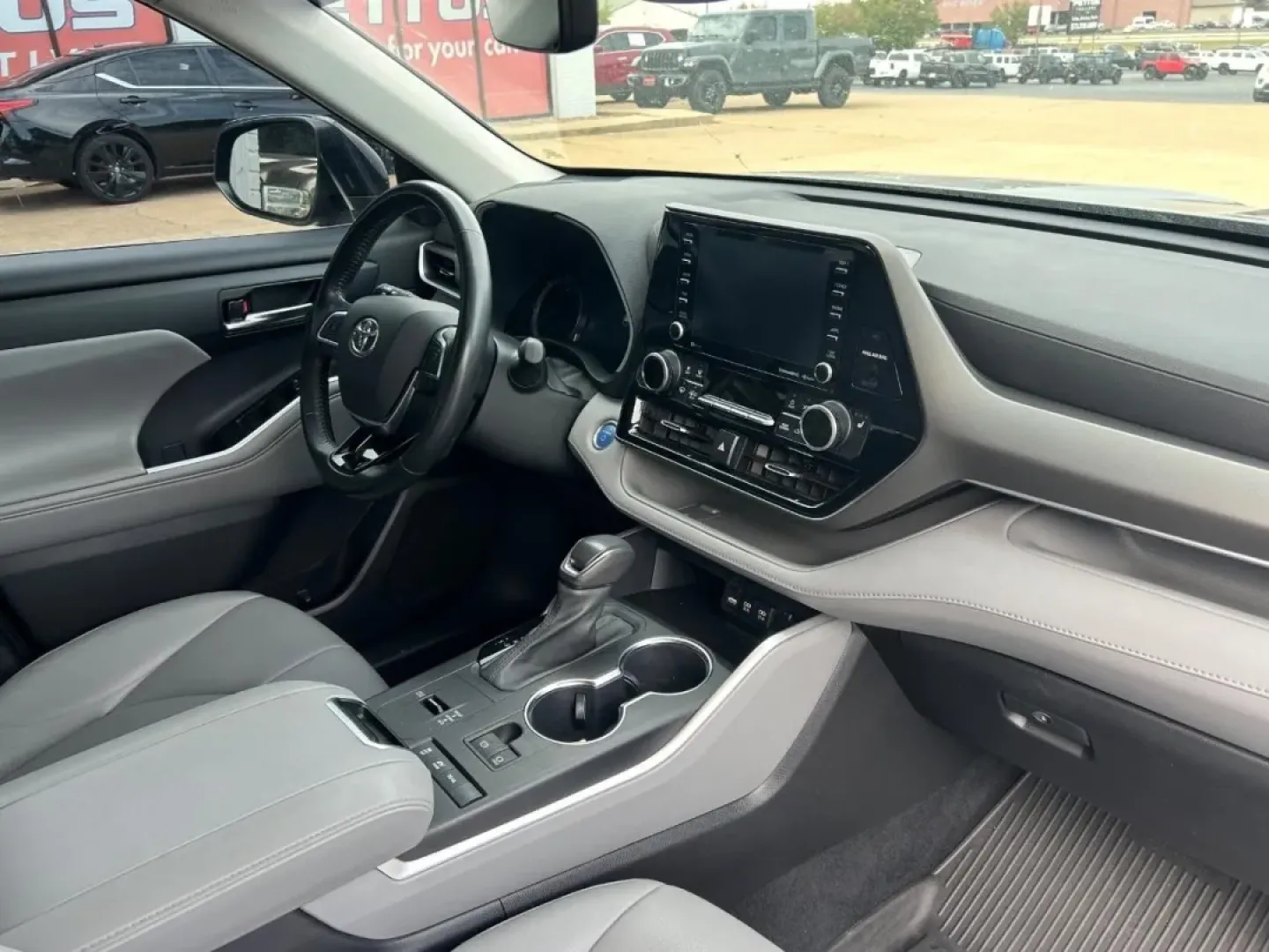 2021 Toyota Highlander XLE (5TDGBRCH0MS) with an 2.5L L4HV DOHC engine, Automatic transmission, located at 970 Woodlawn Dr., Farmington, MO, 63640, (573) 431-7800, 37.825642, -90.468674 - Unleash your adventurous side with the 2021 Toyota Highlander XLE, the perfect SUV for families, commuters, and weekend explorers alike. Whether you're navigating the bustling streets of Farmington or heading out for a thrilling road trip through the scenic routes of Missouri, this versatile vehicle - Photo#6