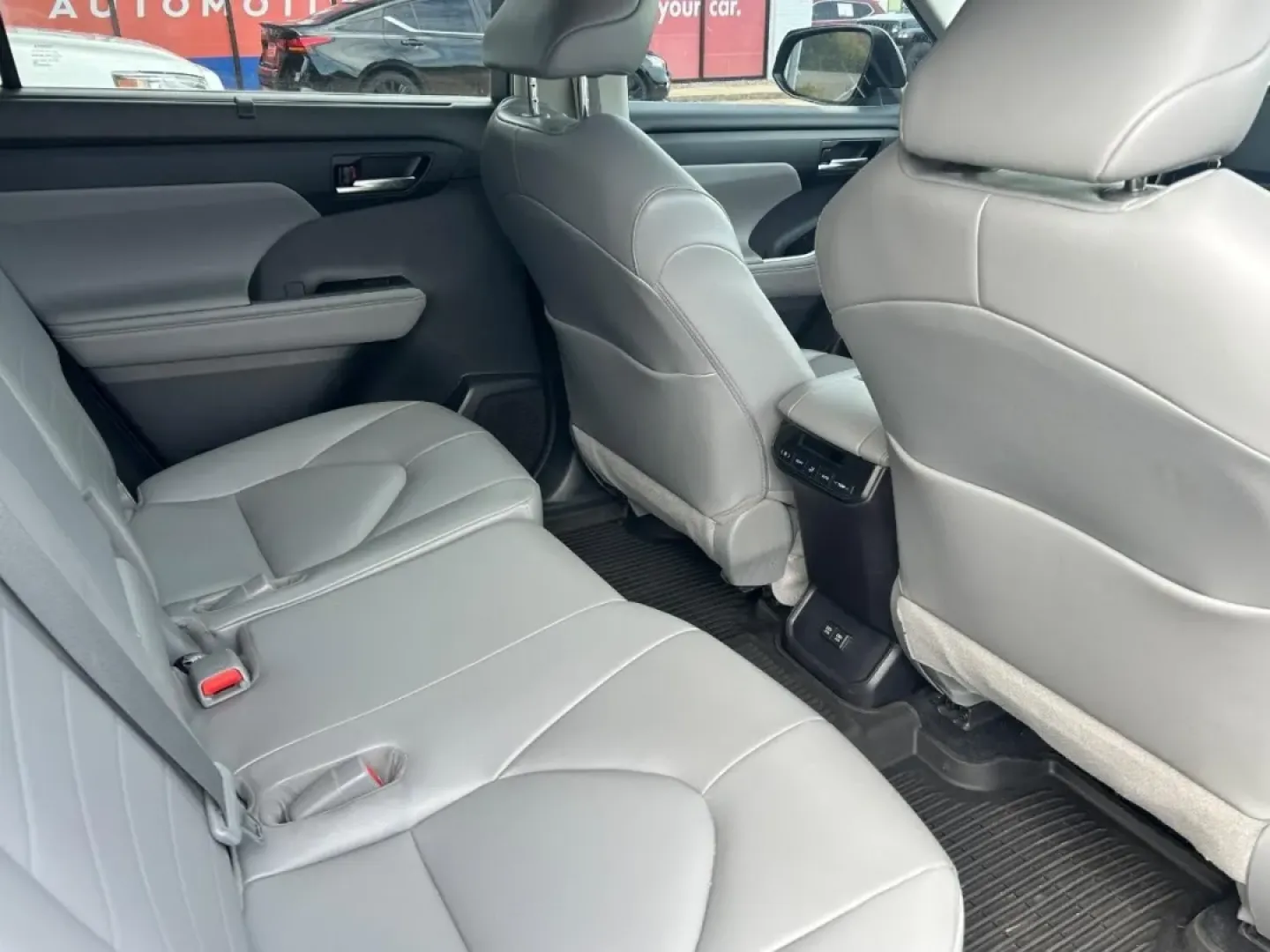 2021 Toyota Highlander XLE (5TDGBRCH0MS) with an 2.5L L4HV DOHC engine, Automatic transmission, located at 970 Woodlawn Dr., Farmington, MO, 63640, (573) 431-7800, 37.825642, -90.468674 - Unleash your adventurous side with the 2021 Toyota Highlander XLE, the perfect SUV for families, commuters, and weekend explorers alike. Whether you're navigating the bustling streets of Farmington or heading out for a thrilling road trip through the scenic routes of Missouri, this versatile vehicle - Photo#7