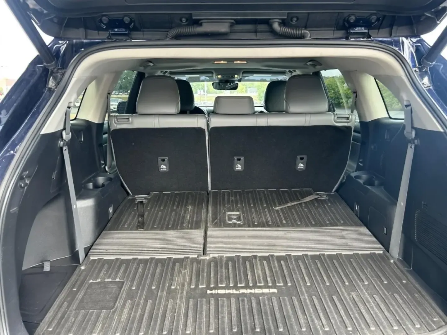 2021 Toyota Highlander XLE (5TDGBRCH0MS) with an 2.5L L4HV DOHC engine, Automatic transmission, located at 970 Woodlawn Dr., Farmington, MO, 63640, (573) 431-7800, 37.825642, -90.468674 - Unleash your adventurous side with the 2021 Toyota Highlander XLE, the perfect SUV for families, commuters, and weekend explorers alike. Whether you're navigating the bustling streets of Farmington or heading out for a thrilling road trip through the scenic routes of Missouri, this versatile vehicle - Photo#8