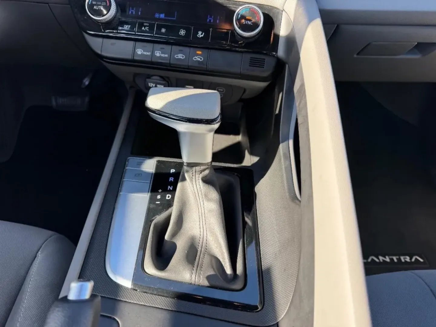 2024 /Black Cloth Hyundai Elantra SEL (KMHLM4DG3RU) with an 2.0L MPI DOHC I4 D-CVVT engine, Automatic transmission, located at 970 Woodlawn Dr., Farmington, MO, 63640, (573) 431-7800, 37.825642, -90.468674 - **Unleash Your Daily Adventure with the 2024 Hyundai Elantra Perfect for Commuters and Family Life!**<br /> <br /> Discover your next reliable ride at Pettus CDJR Farmington, located conveniently at 970 Woodlawn Drive, Farmington, MO 63640. Our dealership specializes in quality used vehicles, ensur - Photo#15