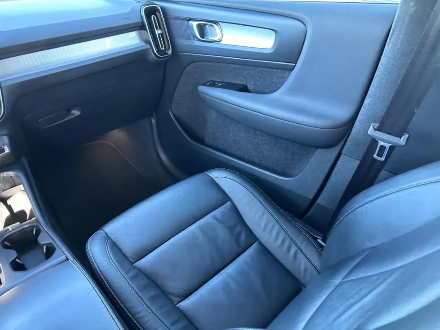 2022 /Charcoal Leather Volvo XC40 Momentum (YV4AC2HK4N2) with an 2.0L 16V DI I4 Turbocharged Drive-E engine, Automatic transmission, located at 970 Woodlawn Dr., Farmington, MO, 63640, (573) 431-7800, 37.825642, -90.468674 - Are you in search of an adventure-ready vehicle that exudes sophistication while providing practicality for your everyday life? Look no further than the 2022 Volvo XC40 Momentum, available now at Pettus CDJR Farmington, your premier OEM dealership located at 970 Woodlawn Drive, Farmington, MO 63640. - Photo#17