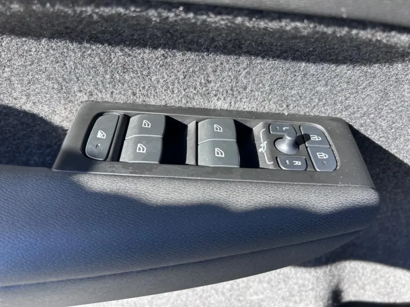 2022 /Charcoal Leather Volvo XC40 Momentum (YV4AC2HK4N2) with an 2.0L 16V DI I4 Turbocharged Drive-E engine, Automatic transmission, located at 970 Woodlawn Dr., Farmington, MO, 63640, (573) 431-7800, 37.825642, -90.468674 - Are you in search of an adventure-ready vehicle that exudes sophistication while providing practicality for your everyday life? Look no further than the 2022 Volvo XC40 Momentum, available now at Pettus CDJR Farmington, your premier OEM dealership located at 970 Woodlawn Drive, Farmington, MO 63640. - Photo#18