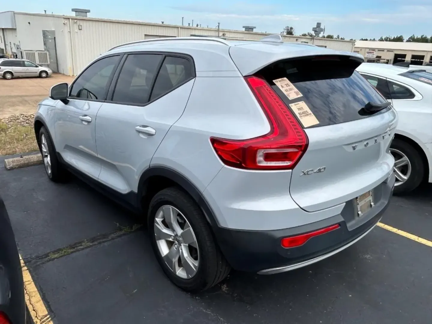 2022 /Charcoal Leather Volvo XC40 Momentum (YV4AC2HK4N2) with an 2.0L 16V DI I4 Turbocharged Drive-E engine, Automatic transmission, located at 970 Woodlawn Dr., Farmington, MO, 63640, (573) 431-7800, 37.825642, -90.468674 - Are you in search of an adventure-ready vehicle that exudes sophistication while providing practicality for your everyday life? Look no further than the 2022 Volvo XC40 Momentum, available now at Pettus CDJR Farmington, your premier OEM dealership located at 970 Woodlawn Drive, Farmington, MO 63640. - Photo#3