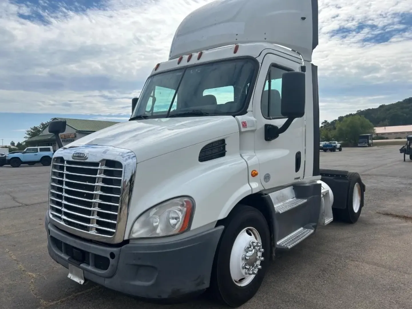 2017 Freightlin (3AKBGADV8HS) with an Other engine, located at 970 Woodlawn Dr., Farmington, MO, 63640, (573) 431-7800, 37.825642, -90.468674 - USED 2017 Freightlin from Pettus CDJR Farmington, Farmington MO. - Photo#2