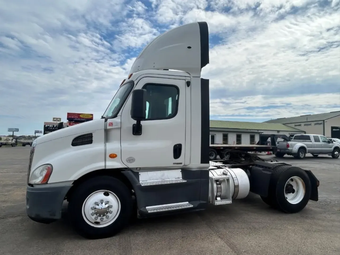 2017 Freightlin (3AKBGADV8HS) with an Other engine, located at 970 Woodlawn Dr., Farmington, MO, 63640, (573) 431-7800, 37.825642, -90.468674 - USED 2017 Freightlin from Pettus CDJR Farmington, Farmington MO. - Photo#3