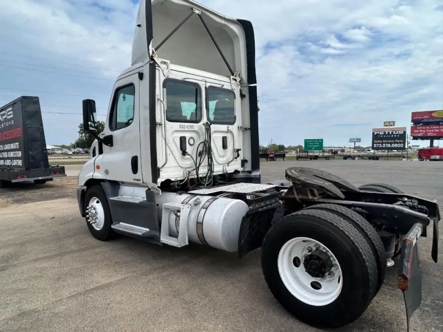 2017 Freightlin (3AKBGADV8HS) with an Other engine, located at 970 Woodlawn Dr., Farmington, MO, 63640, (573) 431-7800, 37.825642, -90.468674 - USED 2017 Freightlin from Pettus CDJR Farmington, Farmington MO. - Photo#4