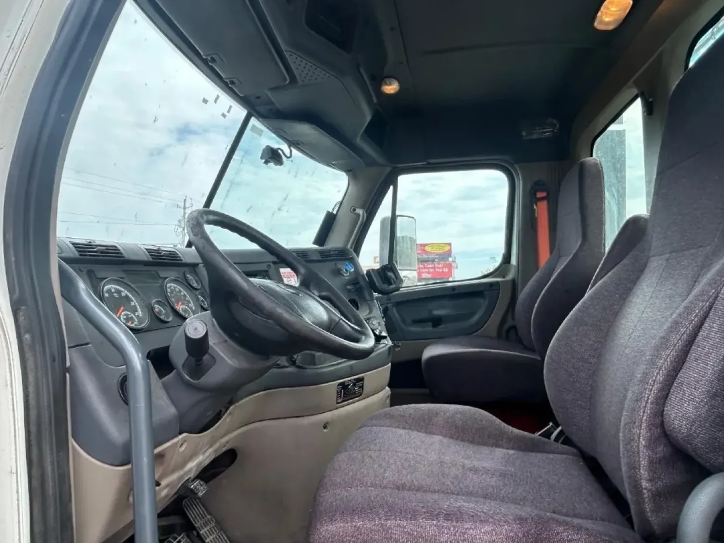 2017 Freightlin (3AKBGADV8HS) with an Other engine, located at 970 Woodlawn Dr., Farmington, MO, 63640, (573) 431-7800, 37.825642, -90.468674 - USED 2017 Freightlin from Pettus CDJR Farmington, Farmington MO. - Photo#7