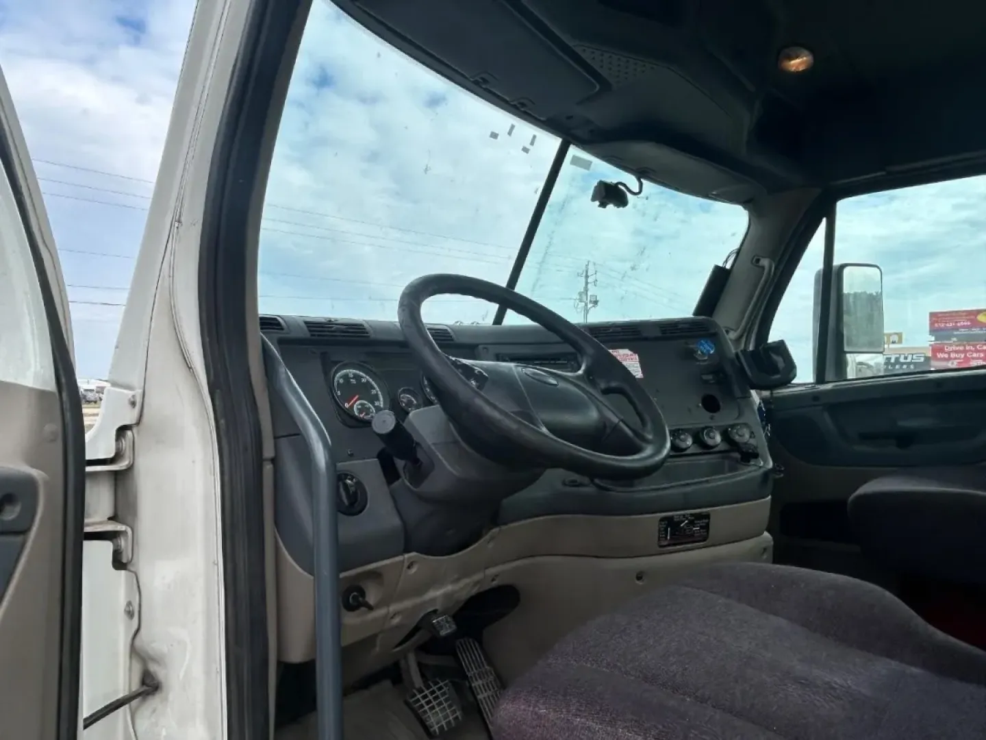 2017 Freightlin (3AKBGADV8HS) with an Other engine, located at 970 Woodlawn Dr., Farmington, MO, 63640, (573) 431-7800, 37.825642, -90.468674 - USED 2017 Freightlin from Pettus CDJR Farmington, Farmington MO. - Photo#8