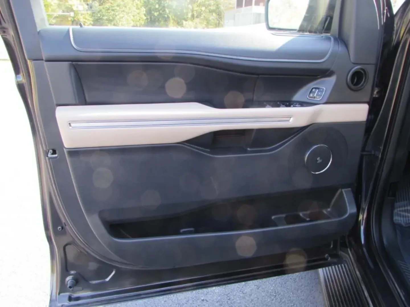 2024 /Sandstone Ford Expedition Max Limited (1FMJK2A80RE) with an Other engine, Automatic transmission, located at 12836 Highway 21, De Soto, MO, 63020, (636) 337-7777, 38.151867, -90.575615 - **Adventure Awaits with the 2024 Ford Expedition Max! Perfect for Families and Explorers Alike!**<br /> <br /> Are you ready to elevate your family adventures or weekend getaways? The 2024 Ford Expedition Max is your ticket to creating unforgettable memories with loved ones, all while enjoying the - Photo#7