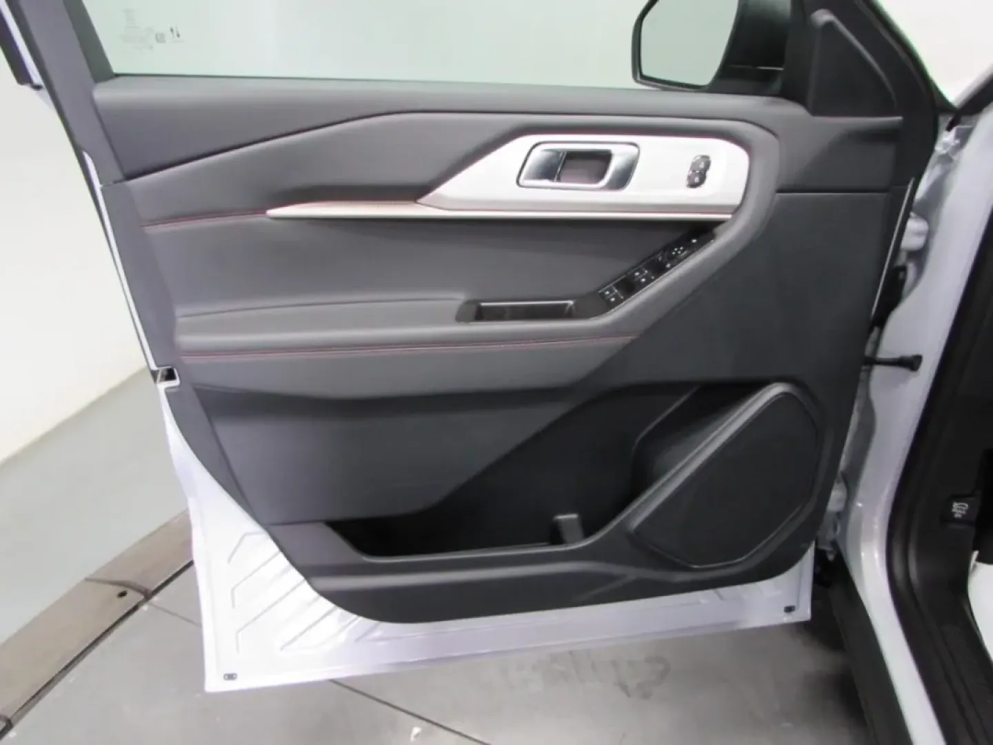 2026 /Dark Space Gray Ford Explorer Active (1FMUK8DH0TG) with an 2.3L EcoBoost I-4 engine, Automatic transmission, located at 12836 Highway 21, De Soto, MO, 63020, (636) 337-7777, 38.151867, -90.575615 - Discover the perfect blend of style, versatility, and power with the 2026 Ford Explorer Active, available now at Pettus Ford De Soto. This SUV is not just a vehicle; it's an invitation to explore your lifestyle, whether you're embarking on family road trips, navigating daily commutes, or seeking wee - Photo#12