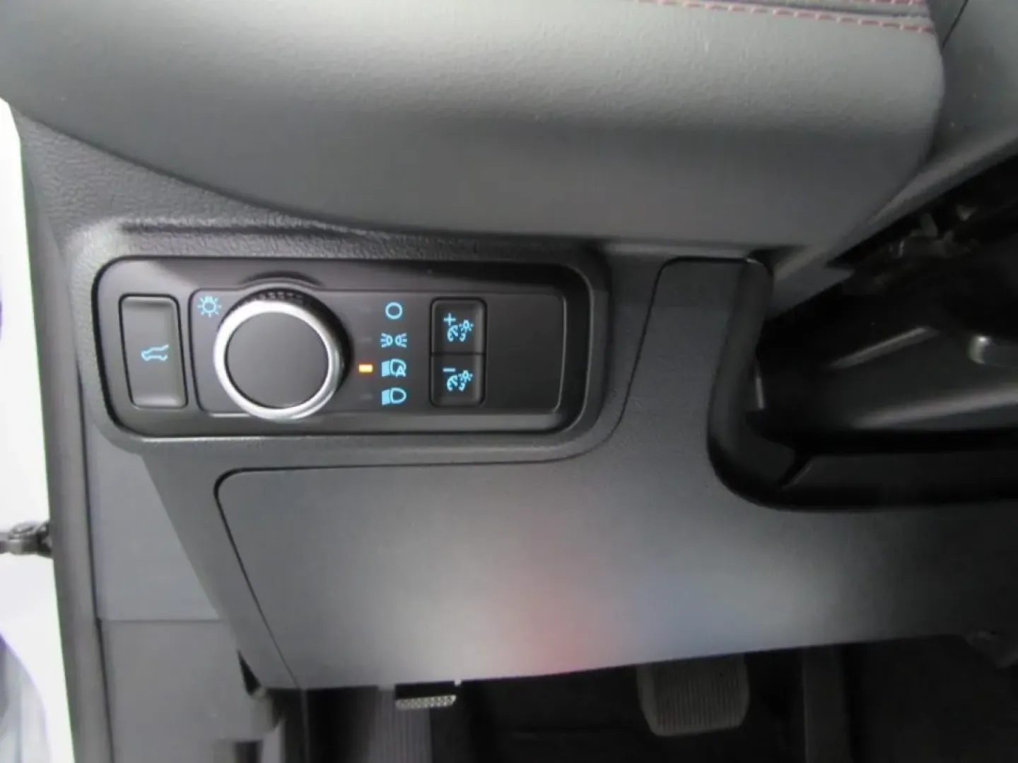 2026 /Dark Space Gray Ford Explorer Active (1FMUK8DH0TG) with an 2.3L EcoBoost I-4 engine, Automatic transmission, located at 12836 Highway 21, De Soto, MO, 63020, (636) 337-7777, 38.151867, -90.575615 - Discover the perfect blend of style, versatility, and power with the 2026 Ford Explorer Active, available now at Pettus Ford De Soto. This SUV is not just a vehicle; it's an invitation to explore your lifestyle, whether you're embarking on family road trips, navigating daily commutes, or seeking wee - Photo#14