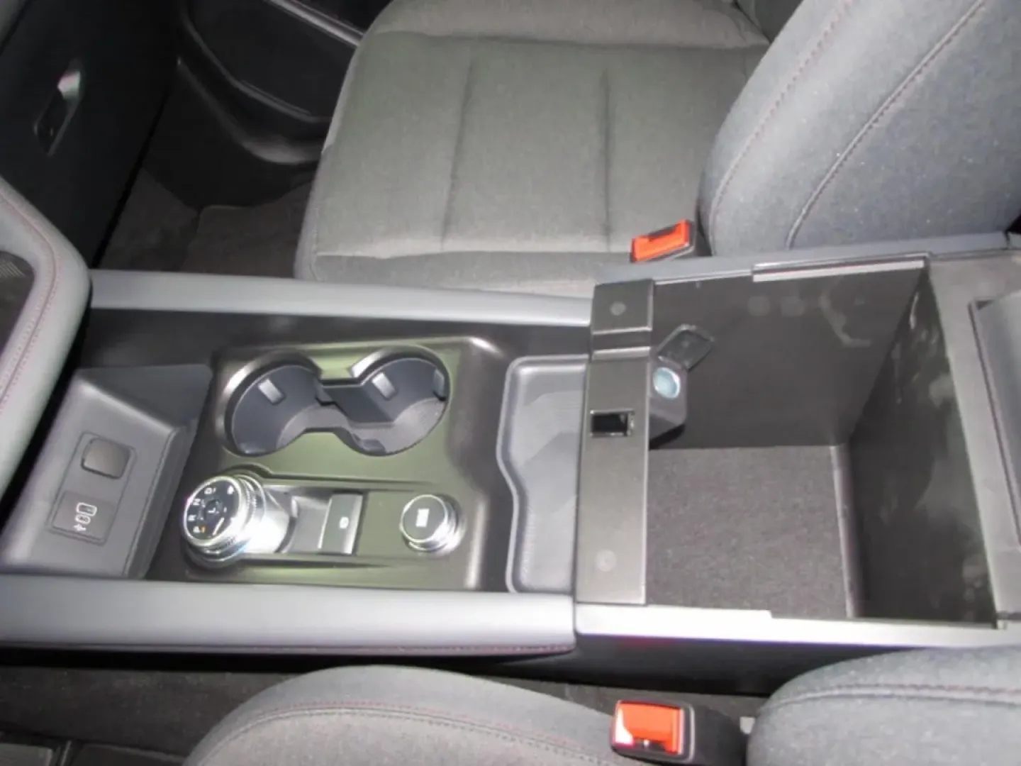 2026 /Dark Space Gray Ford Explorer Active (1FMUK8DH0TG) with an 2.3L EcoBoost I-4 engine, Automatic transmission, located at 12836 Highway 21, De Soto, MO, 63020, (636) 337-7777, 38.151867, -90.575615 - Discover the perfect blend of style, versatility, and power with the 2026 Ford Explorer Active, available now at Pettus Ford De Soto. This SUV is not just a vehicle; it's an invitation to explore your lifestyle, whether you're embarking on family road trips, navigating daily commutes, or seeking wee - Photo#22