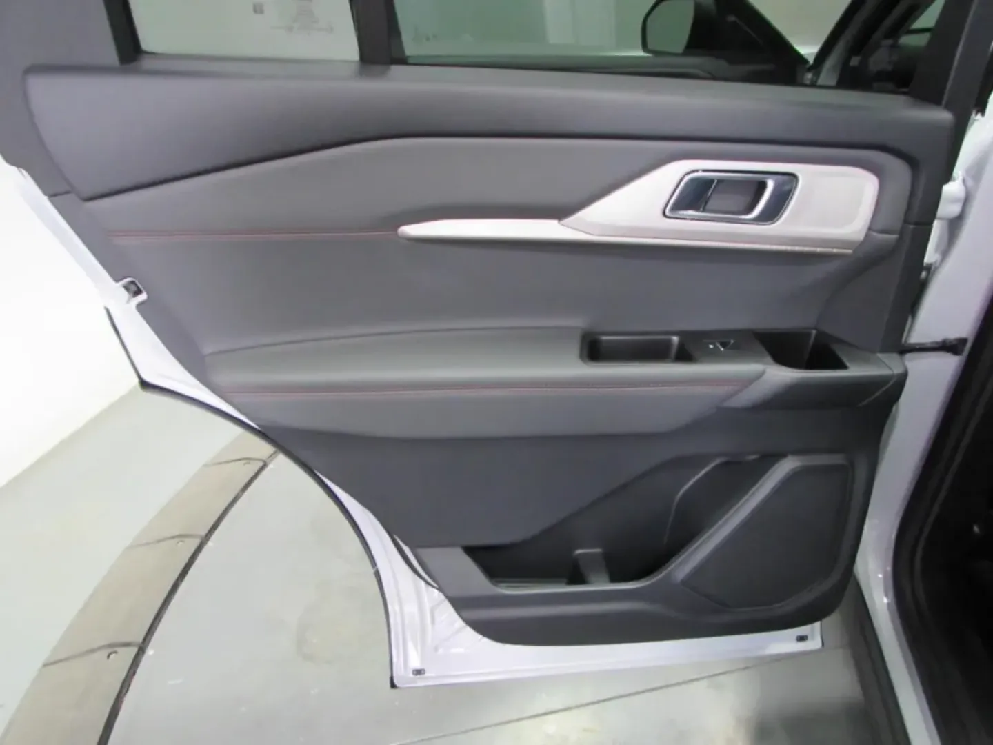 2026 /Dark Space Gray Ford Explorer Active (1FMUK8DH0TG) with an 2.3L EcoBoost I-4 engine, Automatic transmission, located at 12836 Highway 21, De Soto, MO, 63020, (636) 337-7777, 38.151867, -90.575615 - Discover the perfect blend of style, versatility, and power with the 2026 Ford Explorer Active, available now at Pettus Ford De Soto. This SUV is not just a vehicle; it's an invitation to explore your lifestyle, whether you're embarking on family road trips, navigating daily commutes, or seeking wee - Photo#24