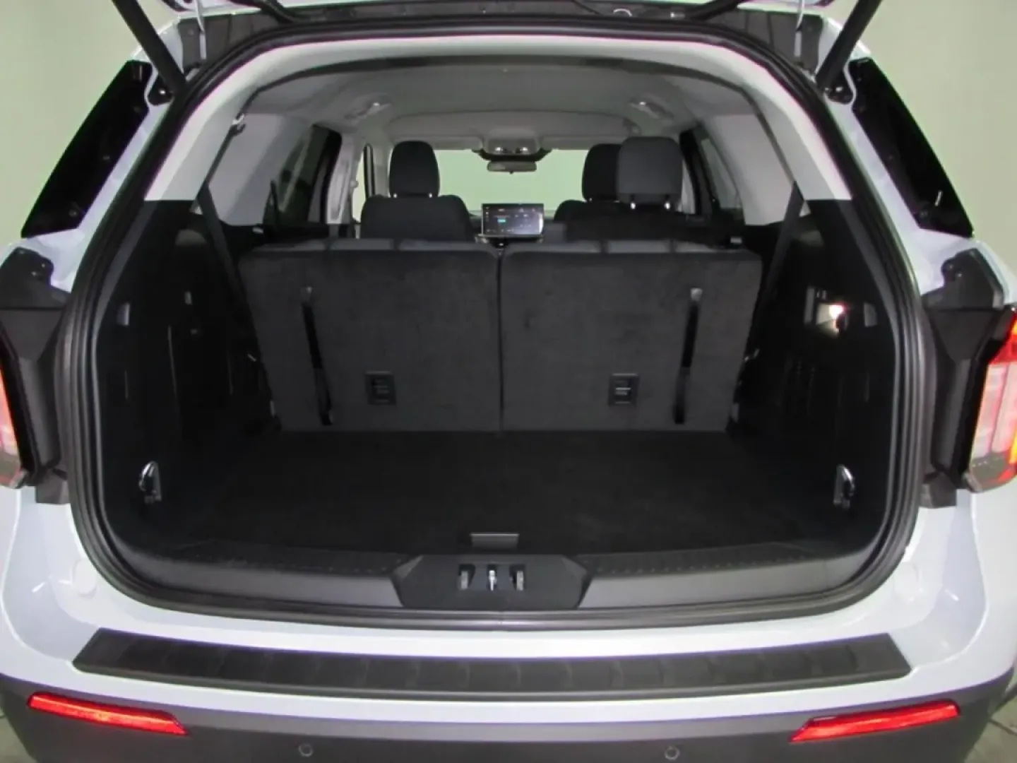 2026 /Dark Space Gray Ford Explorer Active (1FMUK8DH0TG) with an 2.3L EcoBoost I-4 engine, Automatic transmission, located at 12836 Highway 21, De Soto, MO, 63020, (636) 337-7777, 38.151867, -90.575615 - Discover the perfect blend of style, versatility, and power with the 2026 Ford Explorer Active, available now at Pettus Ford De Soto. This SUV is not just a vehicle; it's an invitation to explore your lifestyle, whether you're embarking on family road trips, navigating daily commutes, or seeking wee - Photo#28