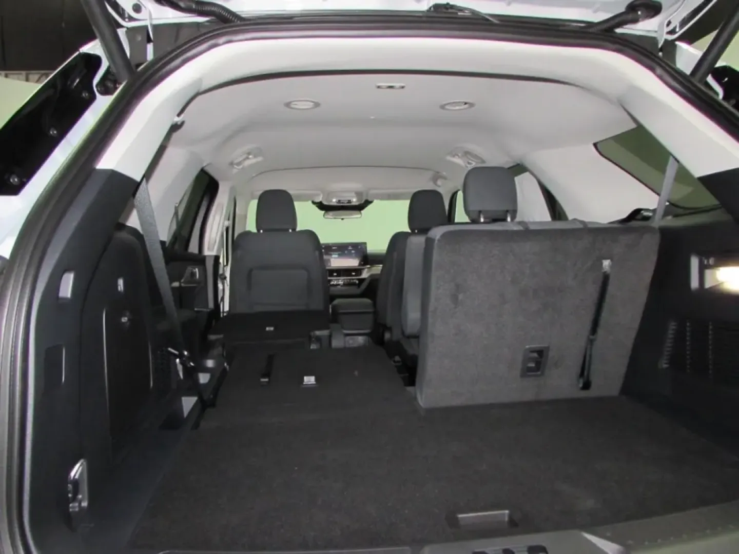 2026 /Dark Space Gray Ford Explorer Active (1FMUK8DH0TG) with an 2.3L EcoBoost I-4 engine, Automatic transmission, located at 12836 Highway 21, De Soto, MO, 63020, (636) 337-7777, 38.151867, -90.575615 - Discover the perfect blend of style, versatility, and power with the 2026 Ford Explorer Active, available now at Pettus Ford De Soto. This SUV is not just a vehicle; it's an invitation to explore your lifestyle, whether you're embarking on family road trips, navigating daily commutes, or seeking wee - Photo#31