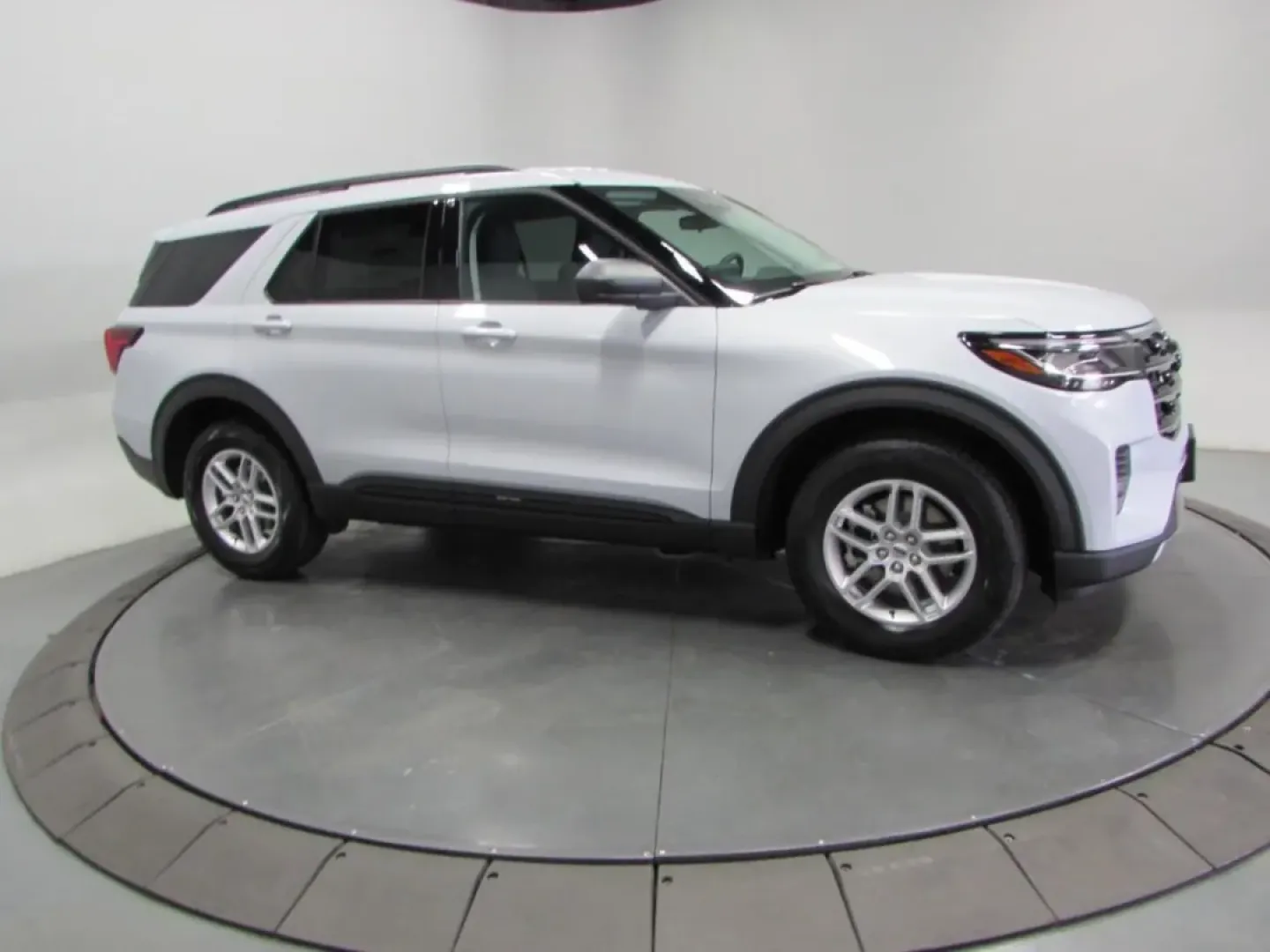 2026 /Dark Space Gray Ford Explorer Active (1FMUK8DH0TG) with an 2.3L EcoBoost I-4 engine, Automatic transmission, located at 12836 Highway 21, De Soto, MO, 63020, (636) 337-7777, 38.151867, -90.575615 - Discover the perfect blend of style, versatility, and power with the 2026 Ford Explorer Active, available now at Pettus Ford De Soto. This SUV is not just a vehicle; it's an invitation to explore your lifestyle, whether you're embarking on family road trips, navigating daily commutes, or seeking wee - Photo#3