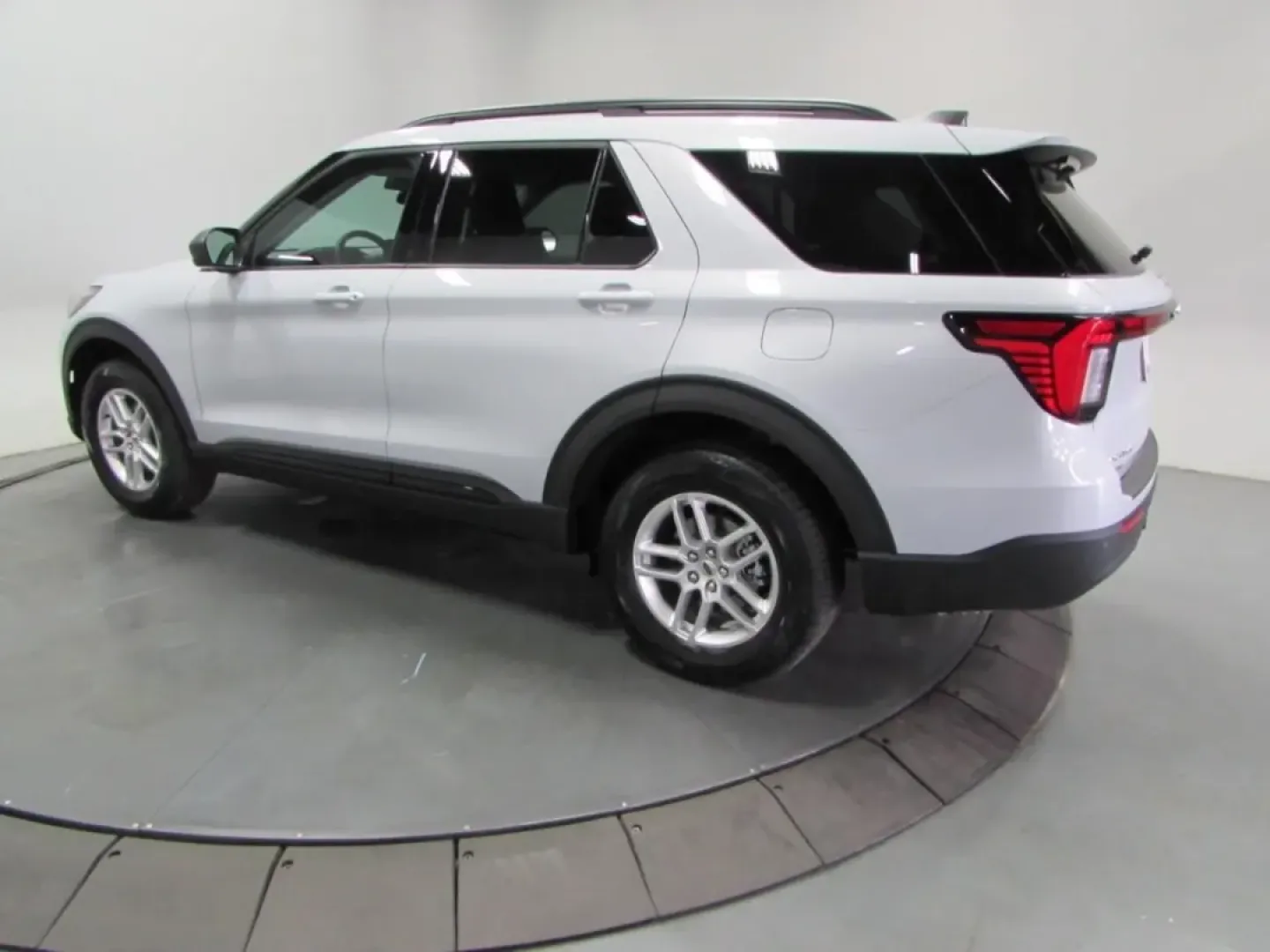 2026 /Dark Space Gray Ford Explorer Active (1FMUK8DH0TG) with an 2.3L EcoBoost I-4 engine, Automatic transmission, located at 12836 Highway 21, De Soto, MO, 63020, (636) 337-7777, 38.151867, -90.575615 - Discover the perfect blend of style, versatility, and power with the 2026 Ford Explorer Active, available now at Pettus Ford De Soto. This SUV is not just a vehicle; it's an invitation to explore your lifestyle, whether you're embarking on family road trips, navigating daily commutes, or seeking wee - Photo#4