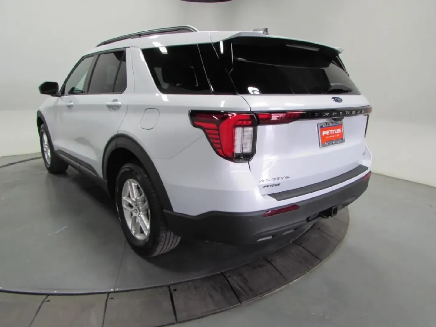 2026 /Dark Space Gray Ford Explorer Active (1FMUK8DH0TG) with an 2.3L EcoBoost I-4 engine, Automatic transmission, located at 12836 Highway 21, De Soto, MO, 63020, (636) 337-7777, 38.151867, -90.575615 - Discover the perfect blend of style, versatility, and power with the 2026 Ford Explorer Active, available now at Pettus Ford De Soto. This SUV is not just a vehicle; it's an invitation to explore your lifestyle, whether you're embarking on family road trips, navigating daily commutes, or seeking wee - Photo#5