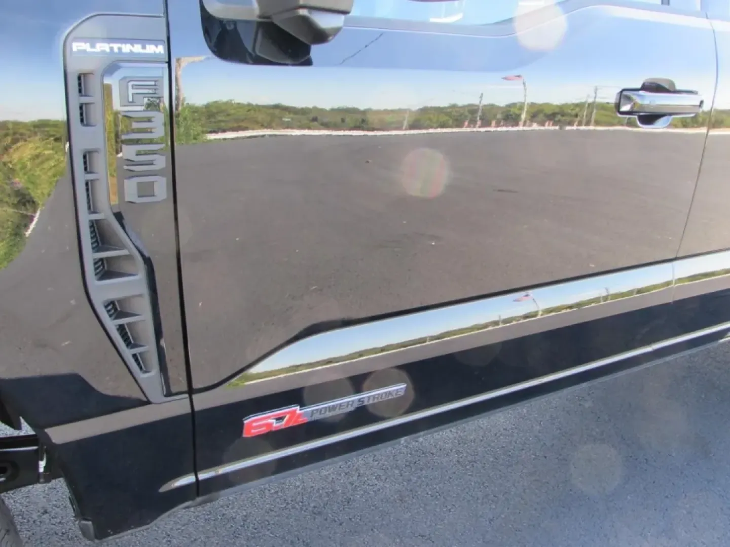 2026 /Black Onyx/Platinum Blue Ford F-350SD Platinum (1FT8W3BM5TE) with an 6.7L engine, located at 12836 Highway 21, De Soto, MO, 63020, (636) 337-7777, 38.151867, -90.575615 - Are you ready to elevate your adventures and tackle any challenge on or off the road? Look no further than this stunning 2026 Ford Super Duty F-350 SRW, now available at Pettus Ford De Soto. Located at 12836 Missouri Hwy 21, De Soto, MO 63020, our OEM dealership specializes in providing quality used - Photo#9