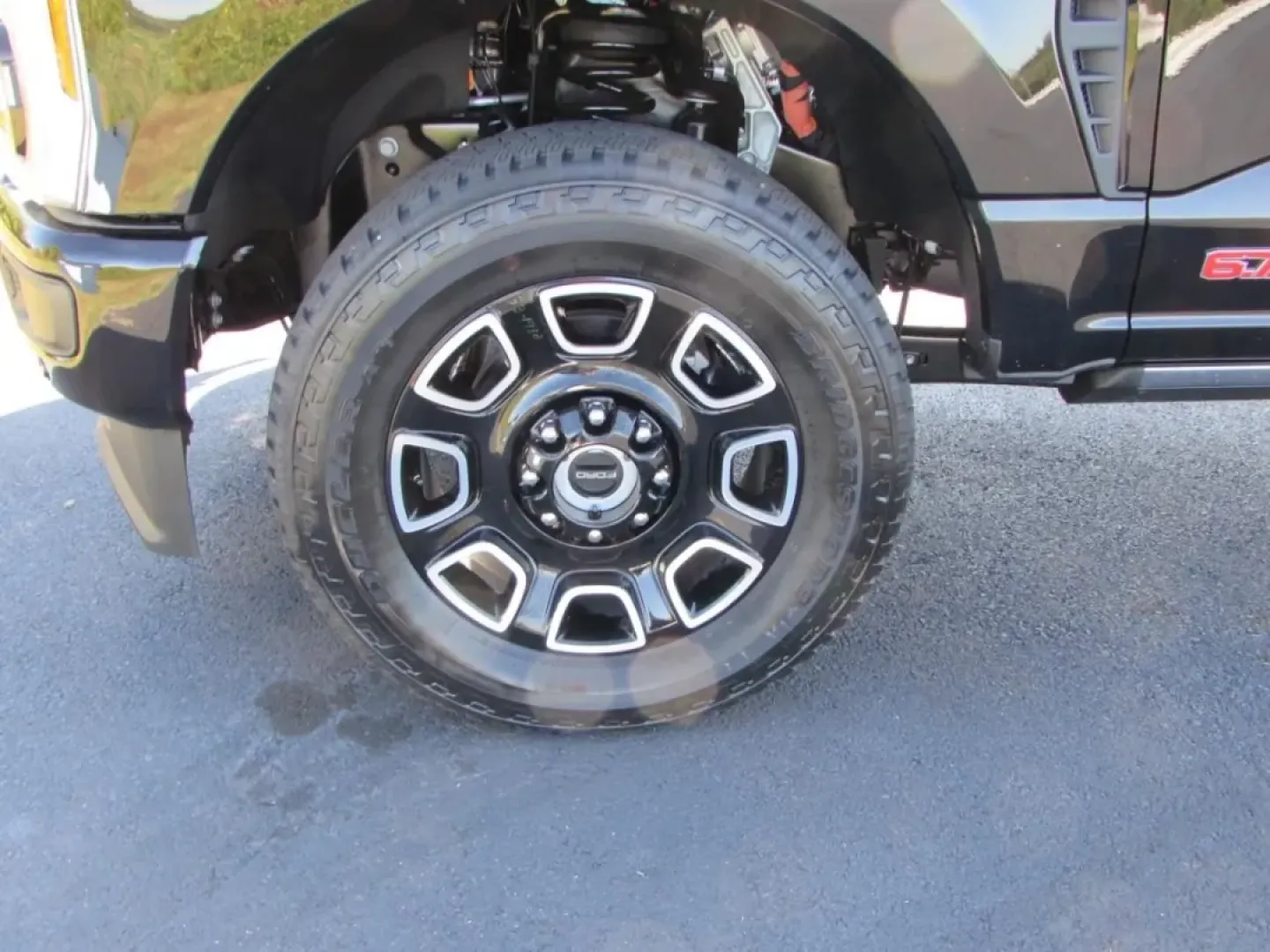 2026 /Black Onyx/Platinum Blue Ford F-350SD Platinum (1FT8W3BM5TE) with an 6.7L engine, located at 12836 Highway 21, De Soto, MO, 63020, (636) 337-7777, 38.151867, -90.575615 - Are you ready to elevate your adventures and tackle any challenge on or off the road? Look no further than this stunning 2026 Ford Super Duty F-350 SRW, now available at Pettus Ford De Soto. Located at 12836 Missouri Hwy 21, De Soto, MO 63020, our OEM dealership specializes in providing quality used - Photo#10