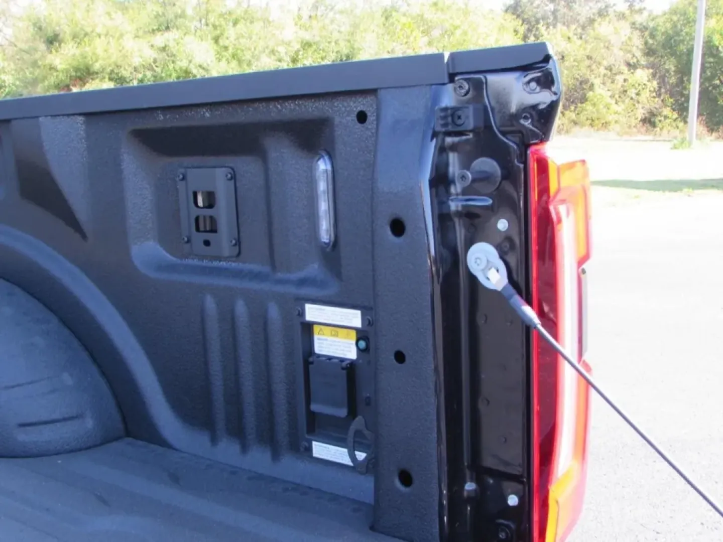 2026 /Black Onyx/Platinum Blue Ford F-350SD Platinum (1FT8W3BM5TE) with an 6.7L engine, located at 12836 Highway 21, De Soto, MO, 63020, (636) 337-7777, 38.151867, -90.575615 - Are you ready to elevate your adventures and tackle any challenge on or off the road? Look no further than this stunning 2026 Ford Super Duty F-350 SRW, now available at Pettus Ford De Soto. Located at 12836 Missouri Hwy 21, De Soto, MO 63020, our OEM dealership specializes in providing quality used - Photo#16