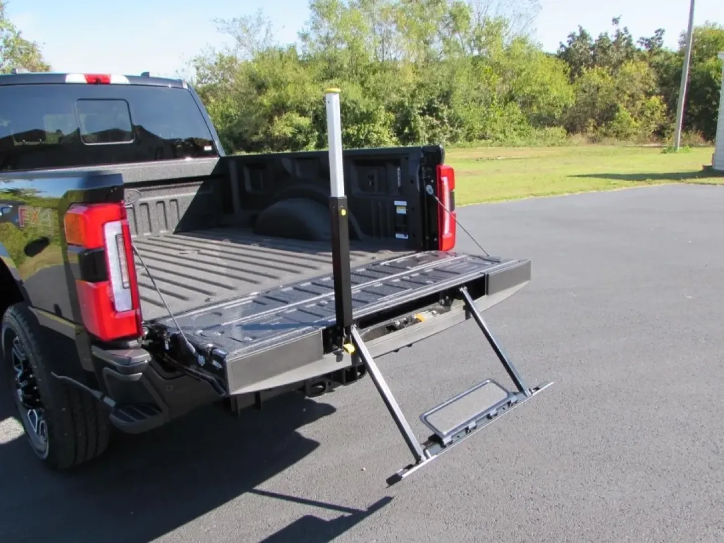 2026 /Black Onyx/Platinum Blue Ford F-350SD Platinum (1FT8W3BM5TE) with an 6.7L engine, located at 12836 Highway 21, De Soto, MO, 63020, (636) 337-7777, 38.151867, -90.575615 - Are you ready to elevate your adventures and tackle any challenge on or off the road? Look no further than this stunning 2026 Ford Super Duty F-350 SRW, now available at Pettus Ford De Soto. Located at 12836 Missouri Hwy 21, De Soto, MO 63020, our OEM dealership specializes in providing quality used - Photo#17