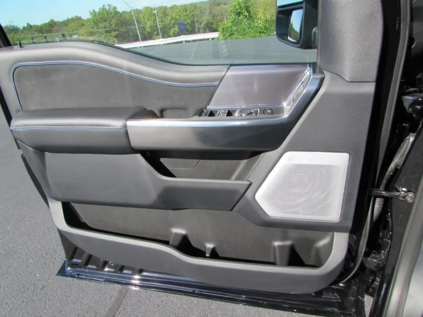 2026 /Black Onyx/Platinum Blue Ford F-350SD Platinum (1FT8W3BM5TE) with an 6.7L engine, located at 12836 Highway 21, De Soto, MO, 63020, (636) 337-7777, 38.151867, -90.575615 - Are you ready to elevate your adventures and tackle any challenge on or off the road? Look no further than this stunning 2026 Ford Super Duty F-350 SRW, now available at Pettus Ford De Soto. Located at 12836 Missouri Hwy 21, De Soto, MO 63020, our OEM dealership specializes in providing quality used - Photo#19