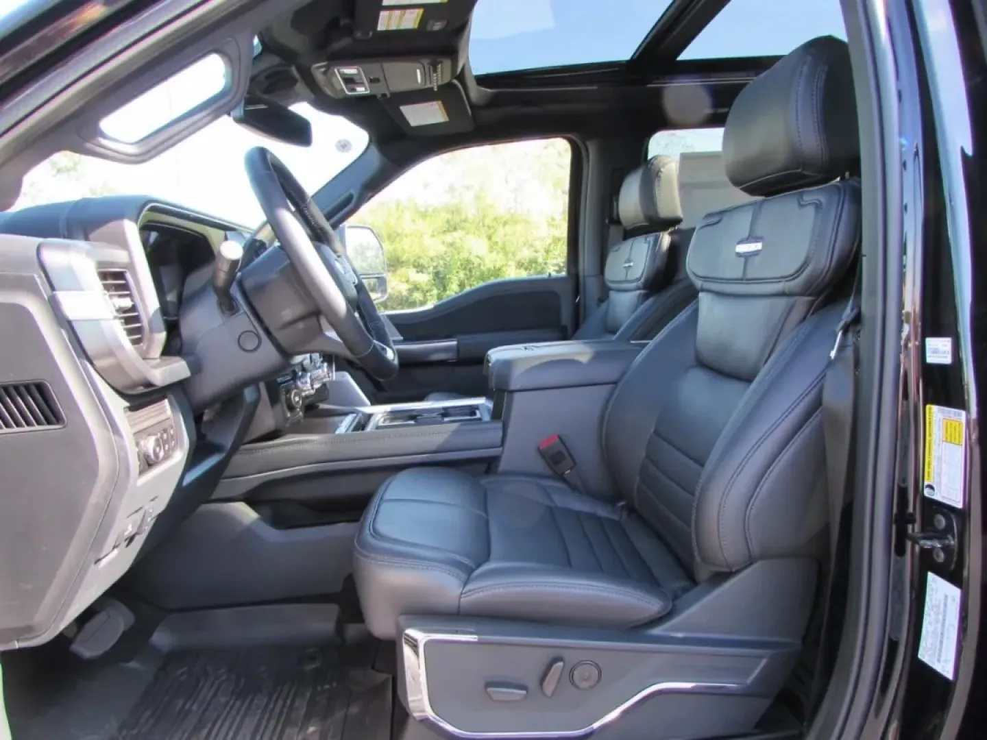 2026 /Black Onyx/Platinum Blue Ford F-350SD Platinum (1FT8W3BM5TE) with an 6.7L engine, located at 12836 Highway 21, De Soto, MO, 63020, (636) 337-7777, 38.151867, -90.575615 - Are you ready to elevate your adventures and tackle any challenge on or off the road? Look no further than this stunning 2026 Ford Super Duty F-350 SRW, now available at Pettus Ford De Soto. Located at 12836 Missouri Hwy 21, De Soto, MO 63020, our OEM dealership specializes in providing quality used - Photo#20