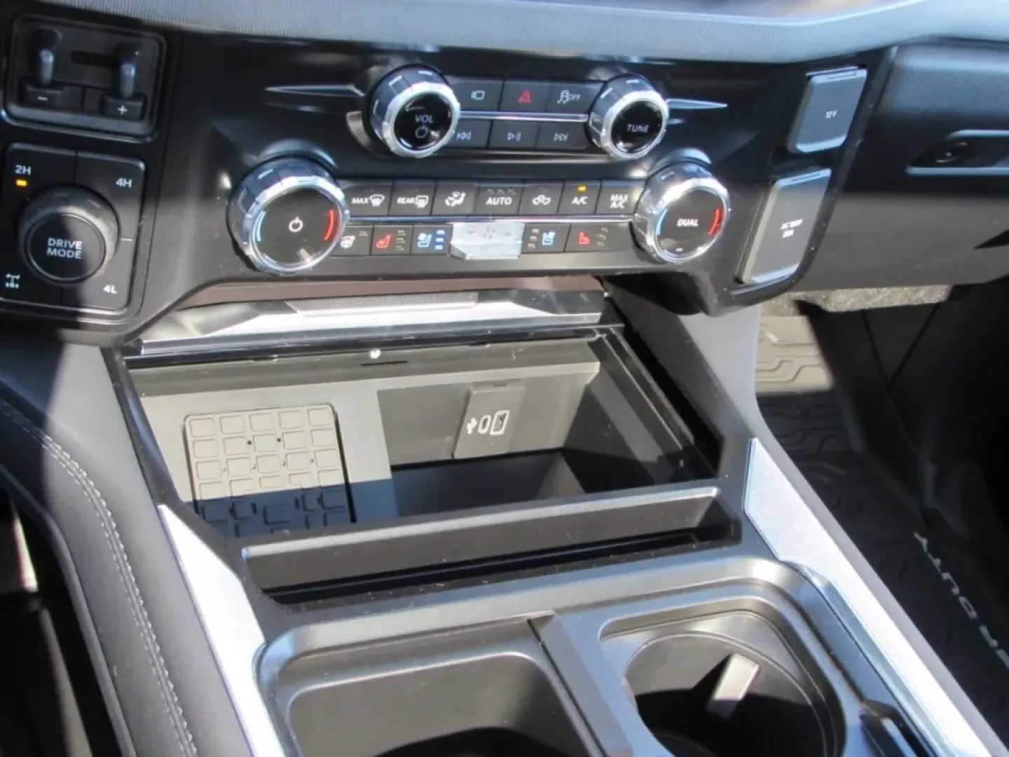 2026 /Black Onyx/Platinum Blue Ford F-350SD Platinum (1FT8W3BM5TE) with an 6.7L engine, located at 12836 Highway 21, De Soto, MO, 63020, (636) 337-7777, 38.151867, -90.575615 - Are you ready to elevate your adventures and tackle any challenge on or off the road? Look no further than this stunning 2026 Ford Super Duty F-350 SRW, now available at Pettus Ford De Soto. Located at 12836 Missouri Hwy 21, De Soto, MO 63020, our OEM dealership specializes in providing quality used - Photo#31