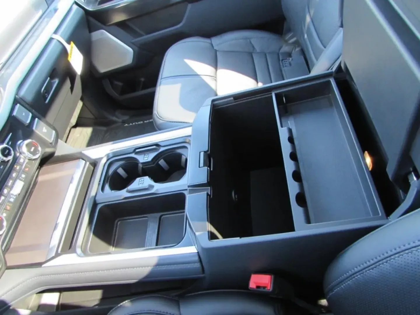 2026 /Black Onyx/Platinum Blue Ford F-350SD Platinum (1FT8W3BM5TE) with an 6.7L engine, located at 12836 Highway 21, De Soto, MO, 63020, (636) 337-7777, 38.151867, -90.575615 - Are you ready to elevate your adventures and tackle any challenge on or off the road? Look no further than this stunning 2026 Ford Super Duty F-350 SRW, now available at Pettus Ford De Soto. Located at 12836 Missouri Hwy 21, De Soto, MO 63020, our OEM dealership specializes in providing quality used - Photo#33