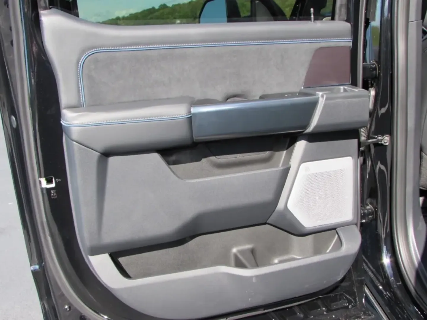 2026 /Black Onyx/Platinum Blue Ford F-350SD Platinum (1FT8W3BM5TE) with an 6.7L engine, located at 12836 Highway 21, De Soto, MO, 63020, (636) 337-7777, 38.151867, -90.575615 - Are you ready to elevate your adventures and tackle any challenge on or off the road? Look no further than this stunning 2026 Ford Super Duty F-350 SRW, now available at Pettus Ford De Soto. Located at 12836 Missouri Hwy 21, De Soto, MO 63020, our OEM dealership specializes in providing quality used - Photo#35