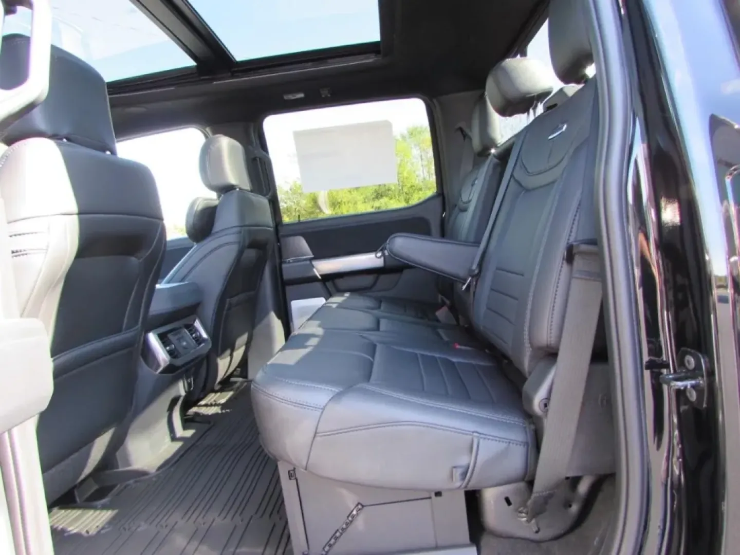 2026 /Black Onyx/Platinum Blue Ford F-350SD Platinum (1FT8W3BM5TE) with an 6.7L engine, located at 12836 Highway 21, De Soto, MO, 63020, (636) 337-7777, 38.151867, -90.575615 - Are you ready to elevate your adventures and tackle any challenge on or off the road? Look no further than this stunning 2026 Ford Super Duty F-350 SRW, now available at Pettus Ford De Soto. Located at 12836 Missouri Hwy 21, De Soto, MO 63020, our OEM dealership specializes in providing quality used - Photo#36