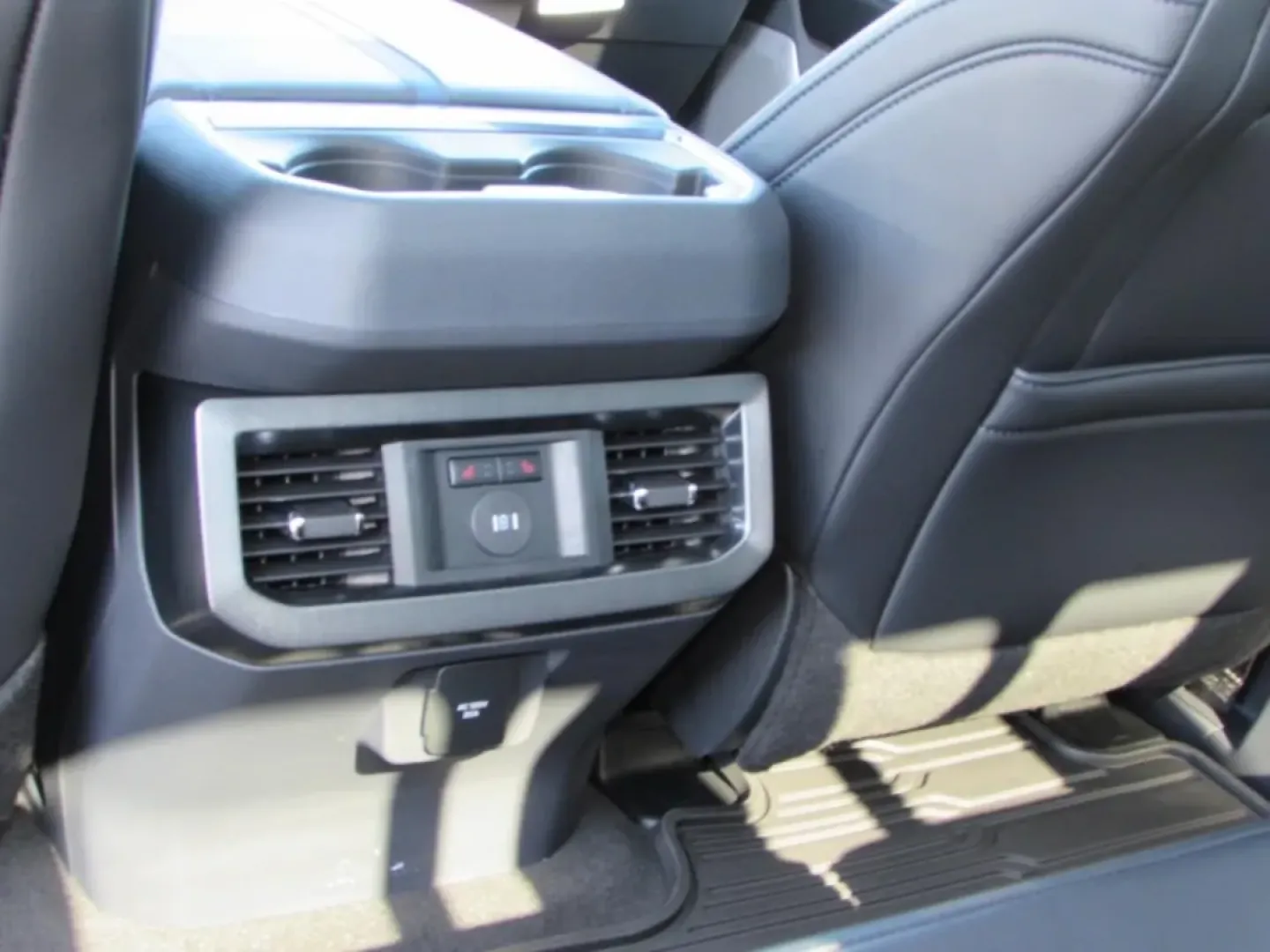 2026 /Black Onyx/Platinum Blue Ford F-350SD Platinum (1FT8W3BM5TE) with an 6.7L engine, located at 12836 Highway 21, De Soto, MO, 63020, (636) 337-7777, 38.151867, -90.575615 - Are you ready to elevate your adventures and tackle any challenge on or off the road? Look no further than this stunning 2026 Ford Super Duty F-350 SRW, now available at Pettus Ford De Soto. Located at 12836 Missouri Hwy 21, De Soto, MO 63020, our OEM dealership specializes in providing quality used - Photo#37