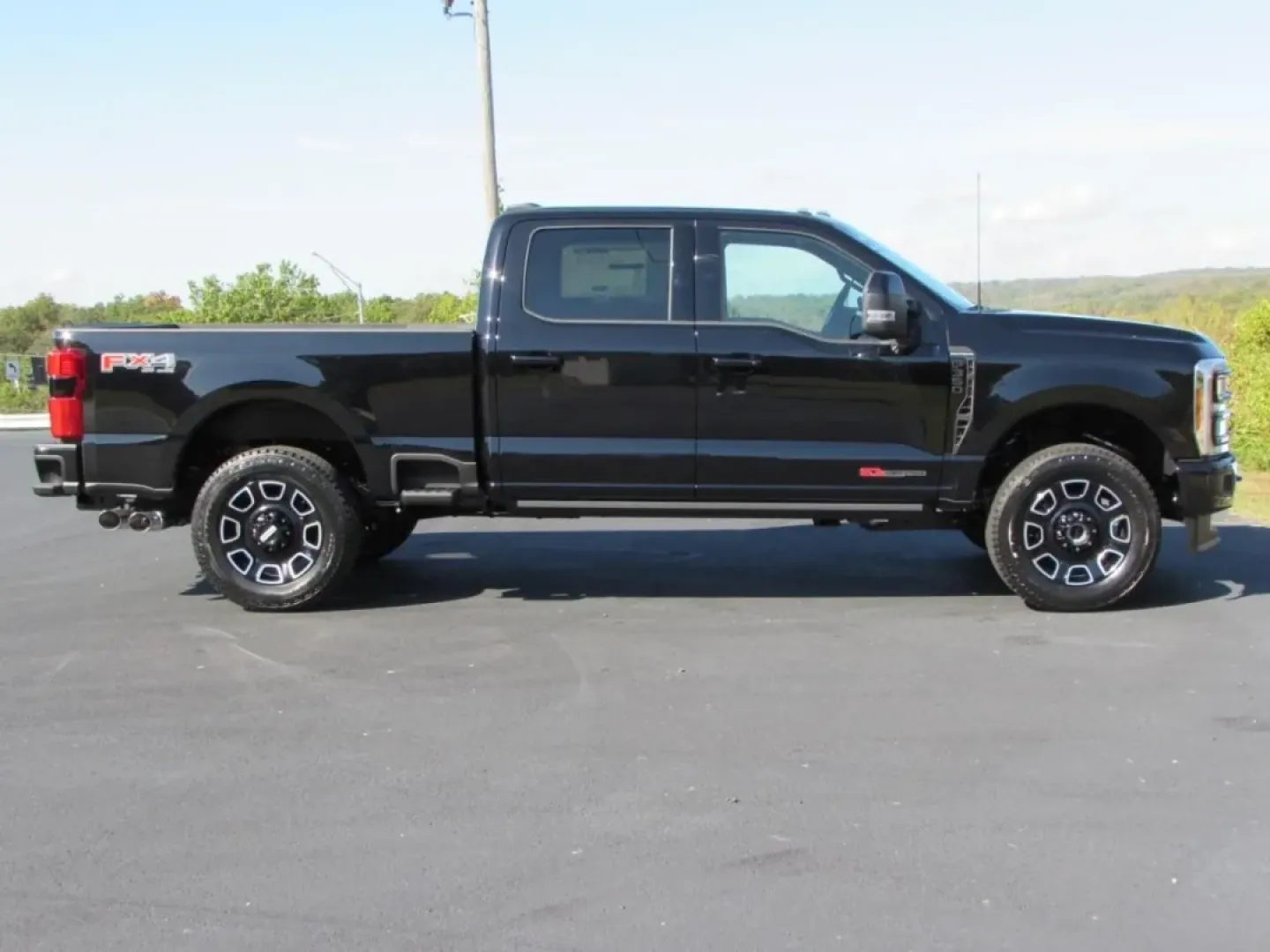 2026 /Black Onyx/Platinum Blue Ford F-350SD Platinum (1FT8W3BM5TE) with an 6.7L engine, located at 12836 Highway 21, De Soto, MO, 63020, (636) 337-7777, 38.151867, -90.575615 - Are you ready to elevate your adventures and tackle any challenge on or off the road? Look no further than this stunning 2026 Ford Super Duty F-350 SRW, now available at Pettus Ford De Soto. Located at 12836 Missouri Hwy 21, De Soto, MO 63020, our OEM dealership specializes in providing quality used - Photo#7