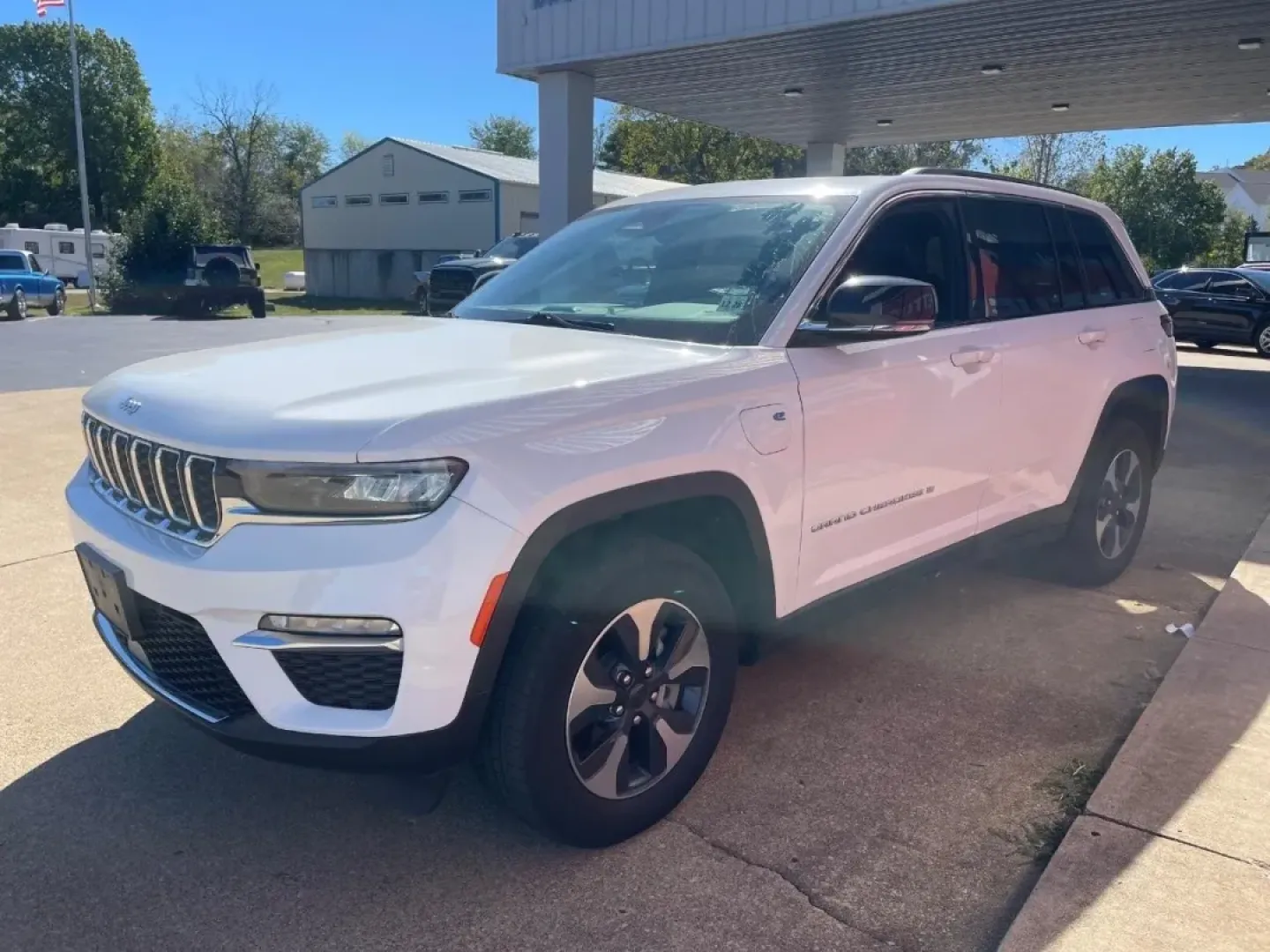 2024 /Global Black Cloth Jeep Grand Cherokee 4xe (1C4RJYB65RC) with an 2.0L I4 DOHC DI Turbo PHEV engine, Automatic transmission, located at 970 Woodlawn Dr., Farmington, MO, 63640, (573) 431-7800, 37.825642, -90.468674 - **Adventure Awaits: Your Next Journey Starts with the 2024 Jeep Grand Cherokee**<br /> <br /> Are you ready to elevate your commuting experience or embark on weekend adventures? Discover the perfect blend of style, performance, and versatility with the 2024 Jeep Grand Cherokee, now available at Pett - Photo#2