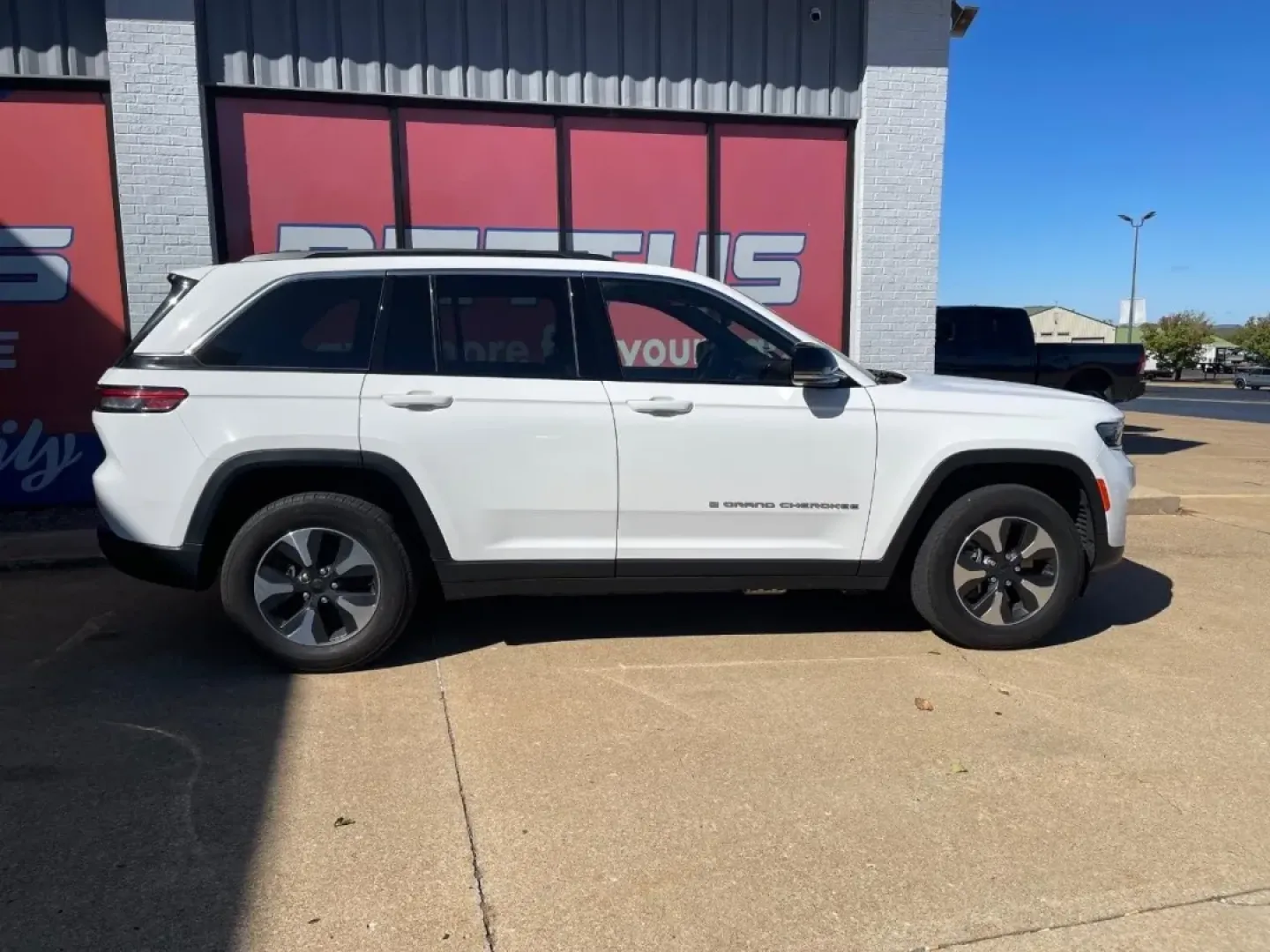 2024 /Global Black Cloth Jeep Grand Cherokee 4xe (1C4RJYB65RC) with an 2.0L I4 DOHC DI Turbo PHEV engine, Automatic transmission, located at 970 Woodlawn Dr., Farmington, MO, 63640, (573) 431-7800, 37.825642, -90.468674 - **Adventure Awaits: Your Next Journey Starts with the 2024 Jeep Grand Cherokee**<br /> <br /> Are you ready to elevate your commuting experience or embark on weekend adventures? Discover the perfect blend of style, performance, and versatility with the 2024 Jeep Grand Cherokee, now available at Pett - Photo#6
