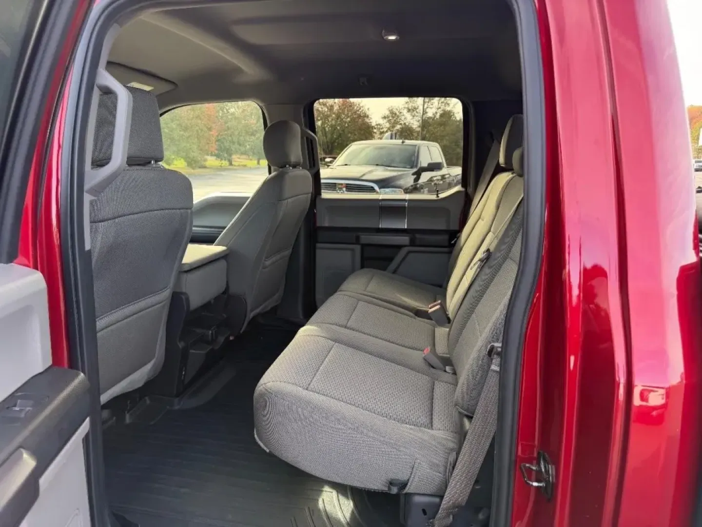 2019 /Dark Earth Gray Cloth Ford F-150 4WD SuperCrew Box (1FTEW1E55KK) with an 5.0L engine, located at 970 Woodlawn Dr., Farmington, MO, 63640, (573) 431-7800, 37.825642, -90.468674 - **Unleash Adventure with the 2019 Ford F-150 at Pettus CDJR Farmington!**<br /> <br /> Are you ready to tackle your next big adventure? Whether you're hauling gear for a weekend camping trip, navigating the daily grind, or transporting your family to the next soccer game, the 2019 Ford F-150 is your - Photo#9
