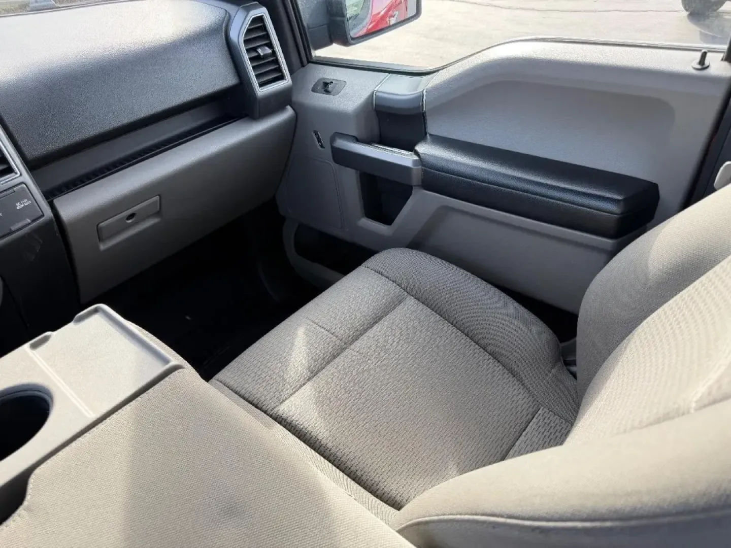 2019 /Dark Earth Gray Cloth Ford F-150 4WD SuperCrew Box (1FTEW1E55KK) with an 5.0L engine, located at 970 Woodlawn Dr., Farmington, MO, 63640, (573) 431-7800, 37.825642, -90.468674 - **Unleash Adventure with the 2019 Ford F-150 at Pettus CDJR Farmington!**<br /> <br /> Are you ready to tackle your next big adventure? Whether you're hauling gear for a weekend camping trip, navigating the daily grind, or transporting your family to the next soccer game, the 2019 Ford F-150 is your - Photo#16