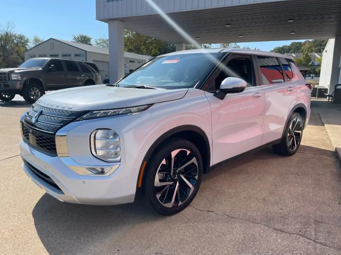 2024 /Black Cloth Mitsubishi Outlander SE (JA4J3VA82RZ) with an 2.5L DOHC 4-Cylinder Direct Injection engine, Automatic transmission, located at 970 Woodlawn Dr., Farmington, MO, 63640, (573) 431-7800, 37.825642, -90.468674 - **Unleash Your Adventurous Spirit with the 2024 Mitsubishi Outlander!**<br /> <br /> Are you ready to elevate your weekend getaways or daily commutes? The 2024 Mitsubishi Outlander is designed for those who crave versatility and style in their vehicles. Perfect for families, outdoor enthusiasts, or - Photo#2