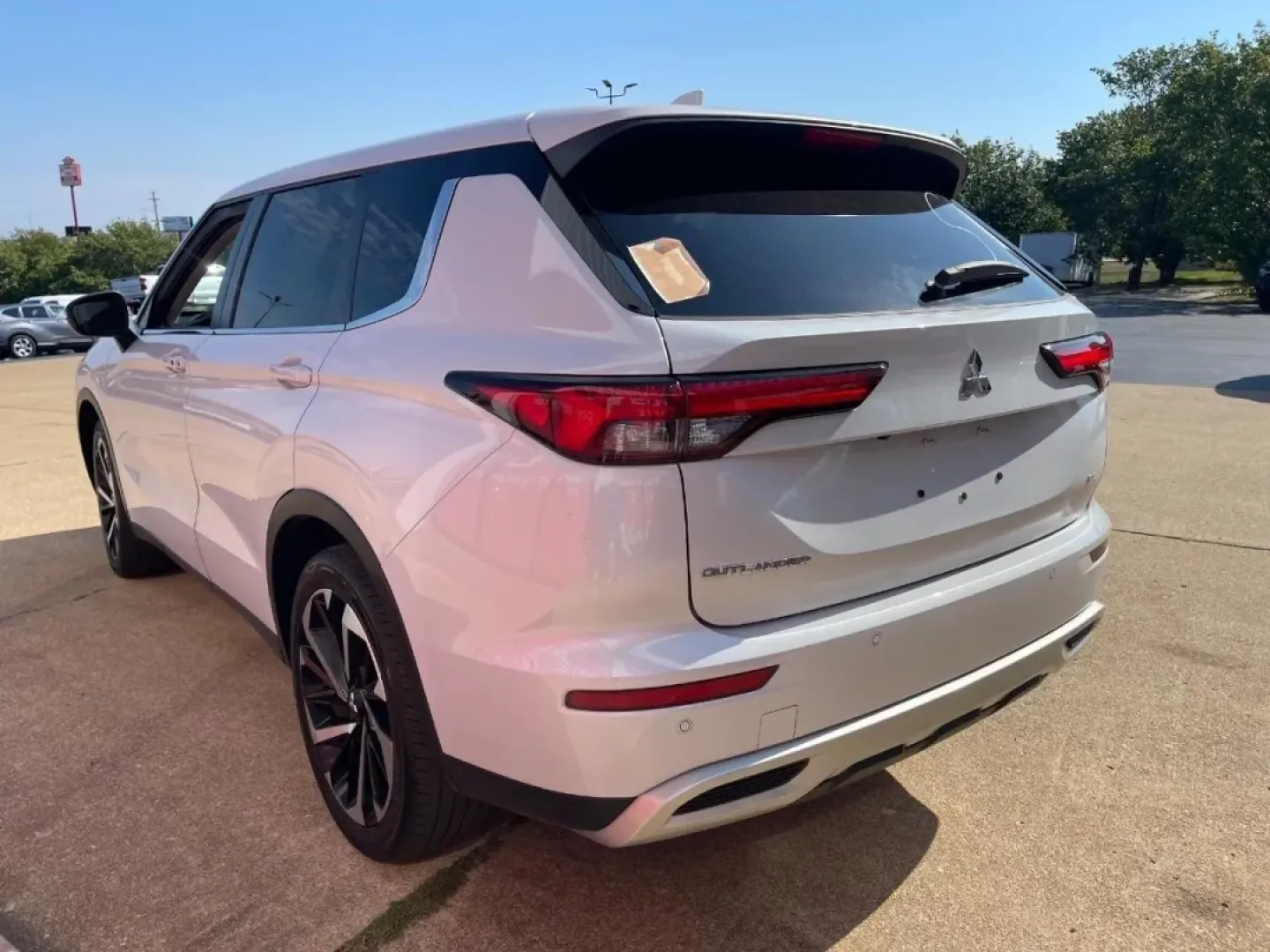 2024 /Black Cloth Mitsubishi Outlander SE (JA4J3VA82RZ) with an 2.5L DOHC 4-Cylinder Direct Injection engine, Automatic transmission, located at 970 Woodlawn Dr., Farmington, MO, 63640, (573) 431-7800, 37.825642, -90.468674 - **Unleash Your Adventurous Spirit with the 2024 Mitsubishi Outlander!**<br /> <br /> Are you ready to elevate your weekend getaways or daily commutes? The 2024 Mitsubishi Outlander is designed for those who crave versatility and style in their vehicles. Perfect for families, outdoor enthusiasts, or - Photo#3