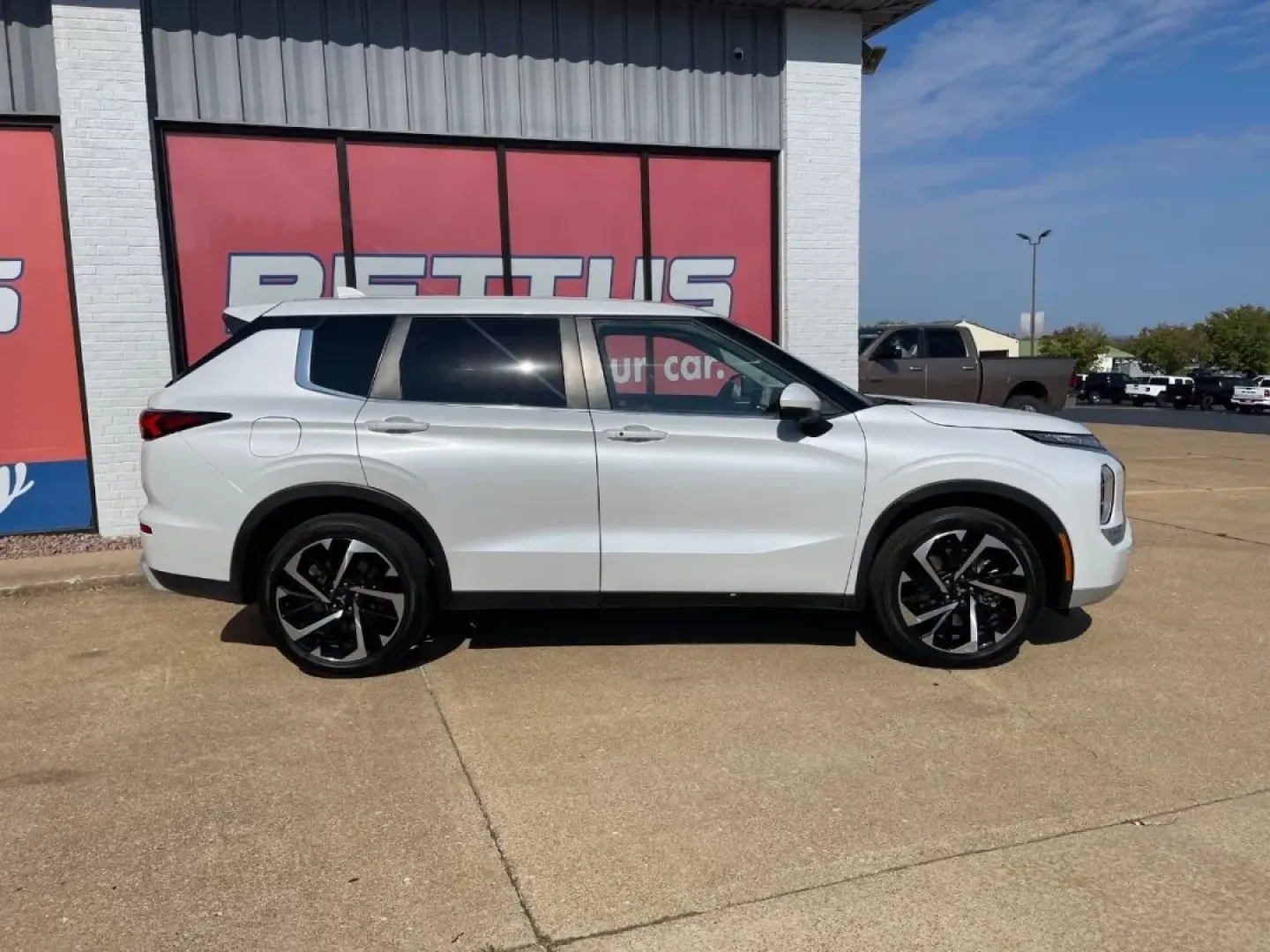 2024 /Black Cloth Mitsubishi Outlander SE (JA4J3VA82RZ) with an 2.5L DOHC 4-Cylinder Direct Injection engine, Automatic transmission, located at 970 Woodlawn Dr., Farmington, MO, 63640, (573) 431-7800, 37.825642, -90.468674 - **Unleash Your Adventurous Spirit with the 2024 Mitsubishi Outlander!**<br /> <br /> Are you ready to elevate your weekend getaways or daily commutes? The 2024 Mitsubishi Outlander is designed for those who crave versatility and style in their vehicles. Perfect for families, outdoor enthusiasts, or - Photo#5
