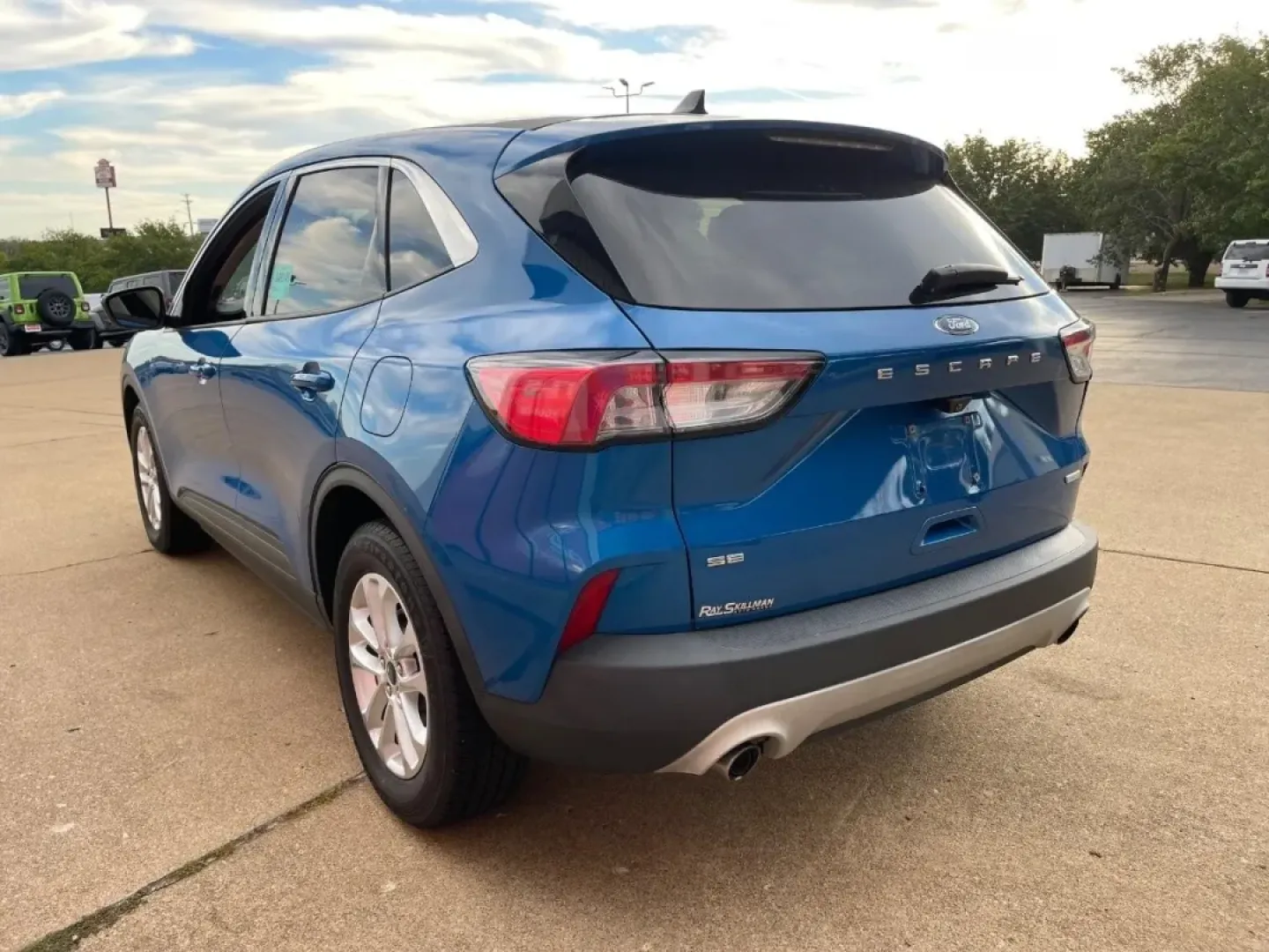 2020 Ford Escape SE (1FMCU0G60LU) with an 1.5L Turbocharged engine, located at 970 Woodlawn Dr., Farmington, MO, 63640, (573) 431-7800, 37.825642, -90.468674 - **Adventure Awaits with the 2020 Ford Escape SE Your Ideal Companion for Life in Farmington!**<br /> <br /> Are you ready to upgrade your driving experience? Whether you're commuting to work, shuttling the kids to school, or planning weekend getaways, the 2020 Ford Escape SE is the perfect blend of - Photo#3