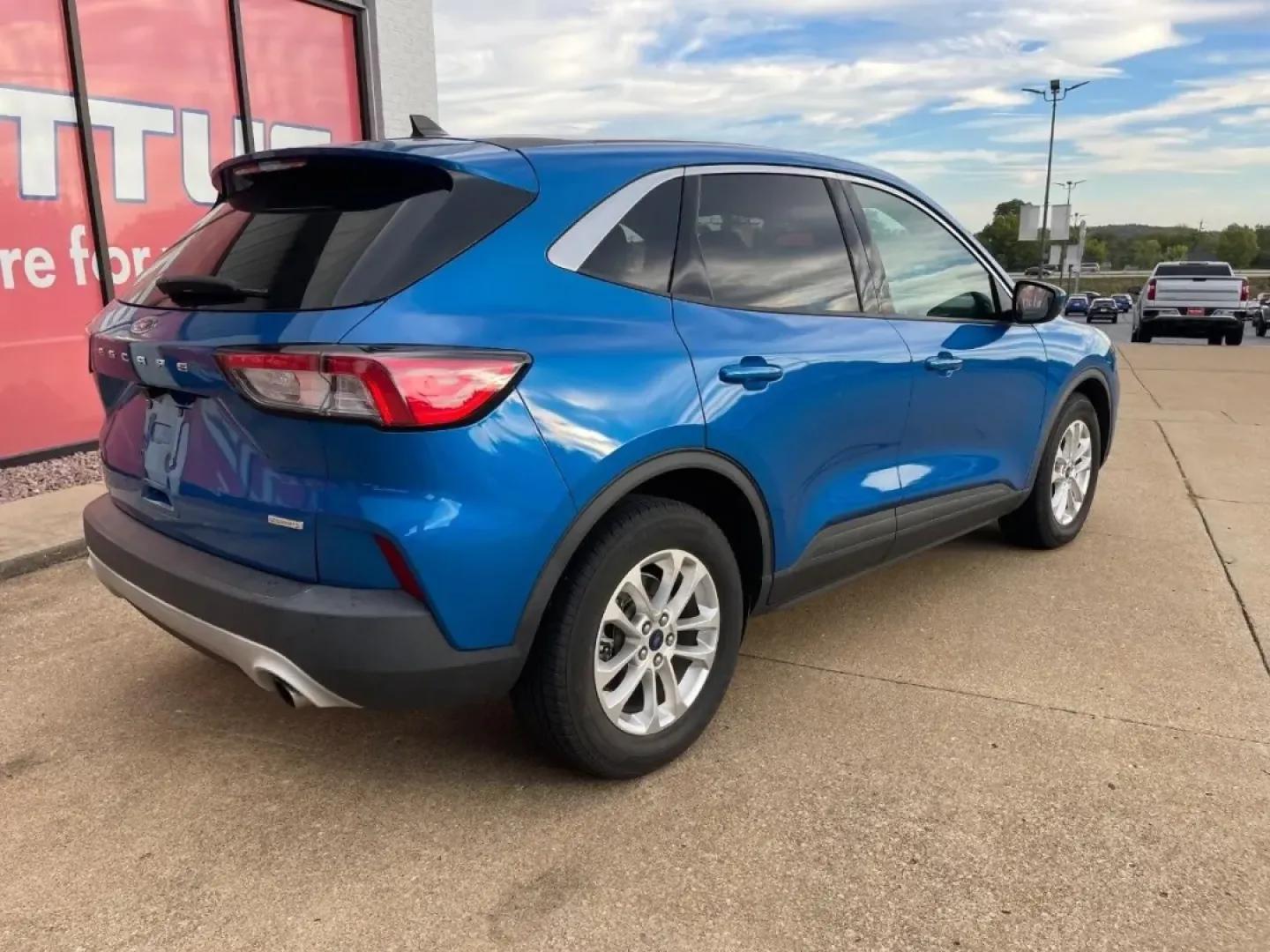 2020 Ford Escape SE (1FMCU0G60LU) with an 1.5L Turbocharged engine, located at 970 Woodlawn Dr., Farmington, MO, 63640, (573) 431-7800, 37.825642, -90.468674 - **Adventure Awaits with the 2020 Ford Escape SE Your Ideal Companion for Life in Farmington!**<br /> <br /> Are you ready to upgrade your driving experience? Whether you're commuting to work, shuttling the kids to school, or planning weekend getaways, the 2020 Ford Escape SE is the perfect blend of - Photo#5